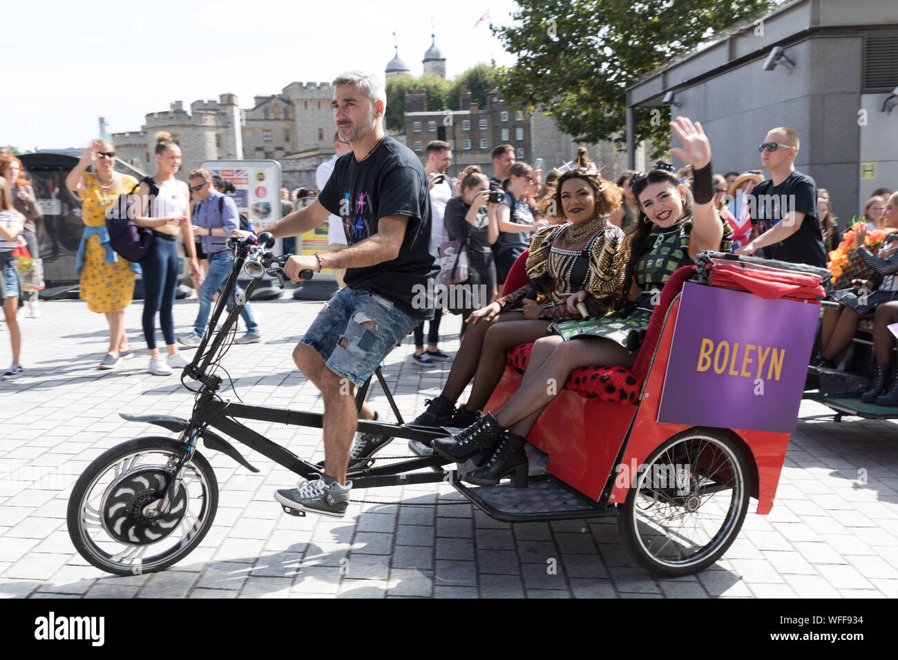 London, Großbritannien. 31 Aug, 2019. Königinnen aus sechs der Musikalischen und ihre Queendom der Fans nehmen an einem Flashmob am Tower von London. Sterne adn fans Der smash-Hit Musical über die sechs Ehefrauen von Heinrich VIII., mit Musik und Texten von Toby Marlow und Lucy Carrie-Anne Moss und Choreographie von Ingrouille vor dem Tower von London zu einem choreographierten Tanz um den zeigt finale Song 'einer Art 'Credit: Amanda Rose/Alamy leben Nachrichten Stockfoto