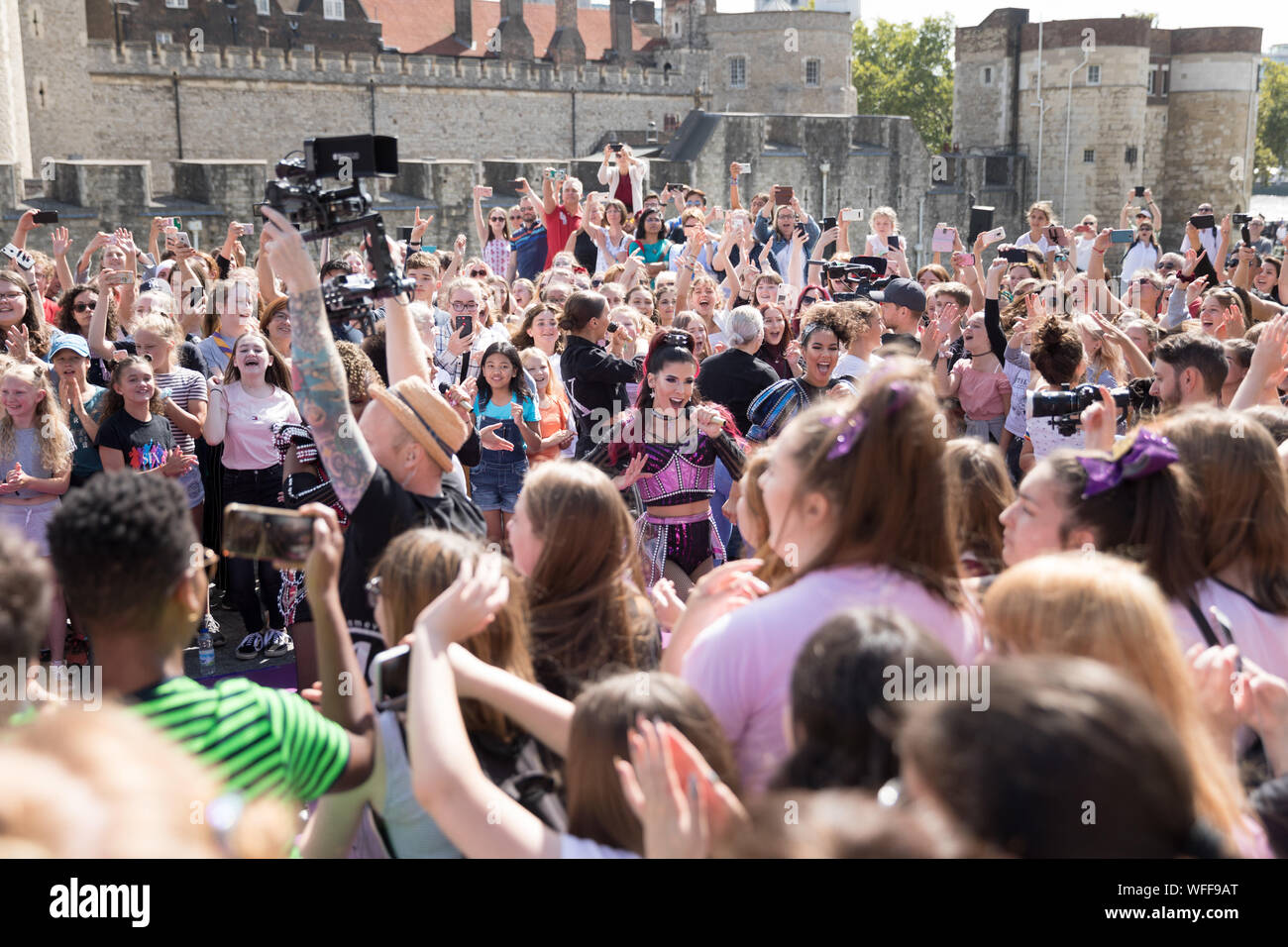 London, Großbritannien. 31 Aug, 2019. Königinnen aus sechs der Musikalischen und ihre Queendom der Fans nehmen an einem Flashmob am Tower von London. Sterne adn fans Der smash-Hit Musical über die sechs Ehefrauen von Heinrich VIII., mit Musik und Texten von Toby Marlow und Lucy Carrie-Anne Moss und Choreographie von Ingrouille vor dem Tower von London zu einem choreographierten Tanz um den zeigt finale Song 'einer Art 'Credit: Amanda Rose/Alamy leben Nachrichten Stockfoto