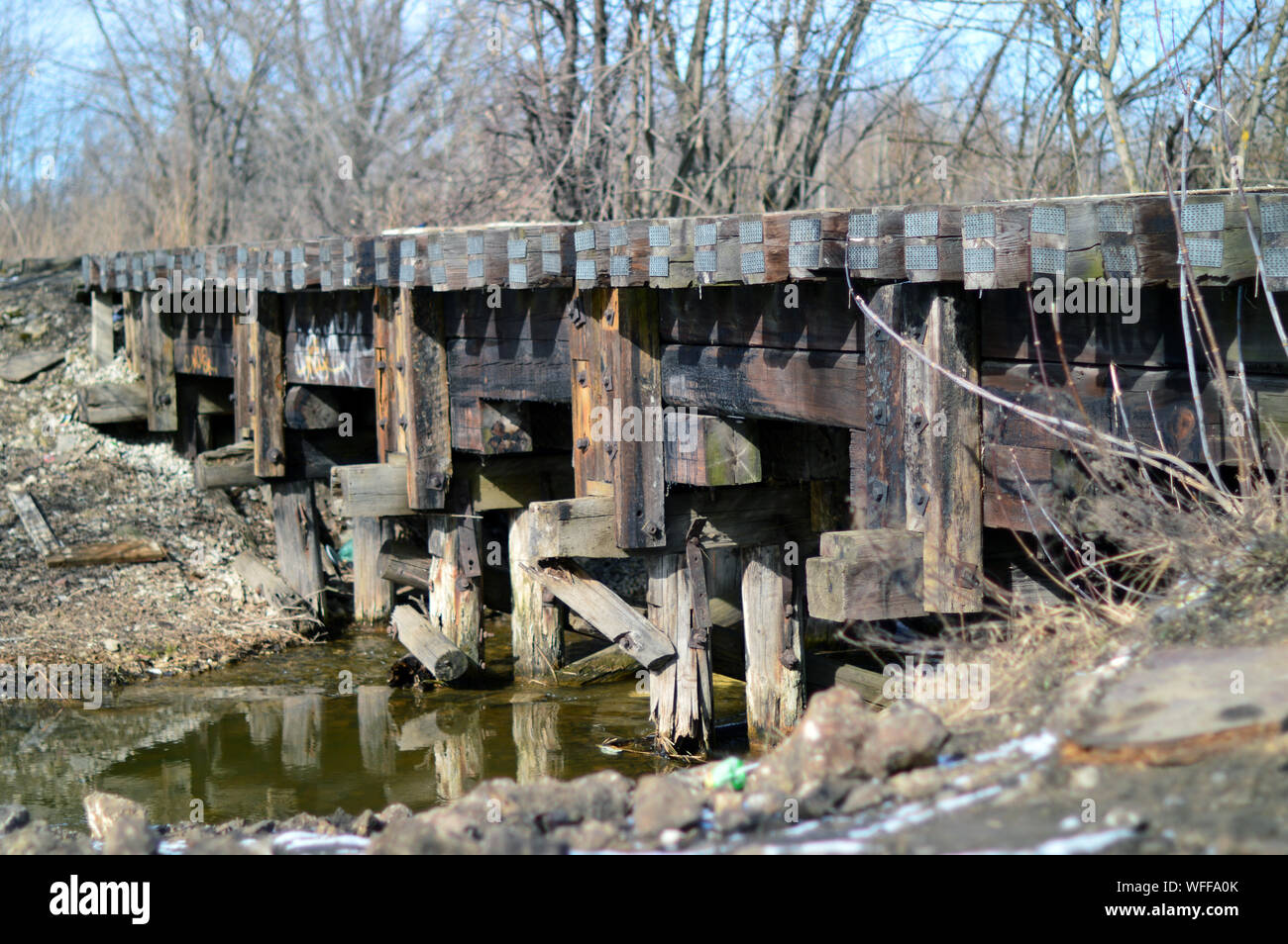 Darf Ich Eine Brücke über Einen Bach Bauen Brücke über einen bach -Fotos und -Bildmaterial in hoher Auflösung – Alamy