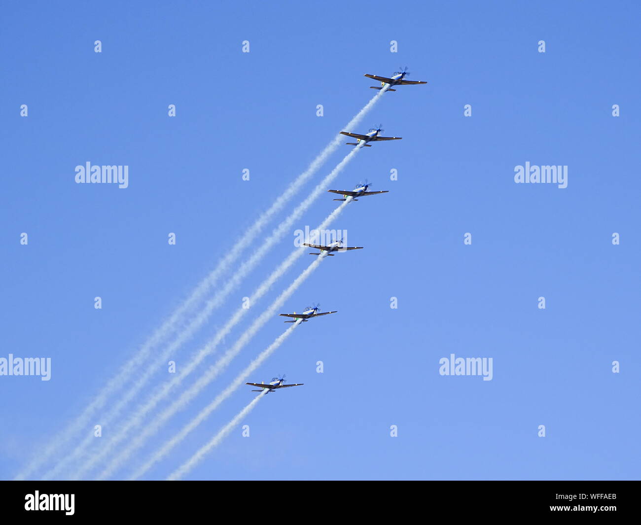 Niedrigen Winkel Ansicht der Airshow gegen blauen Himmel Stockfoto