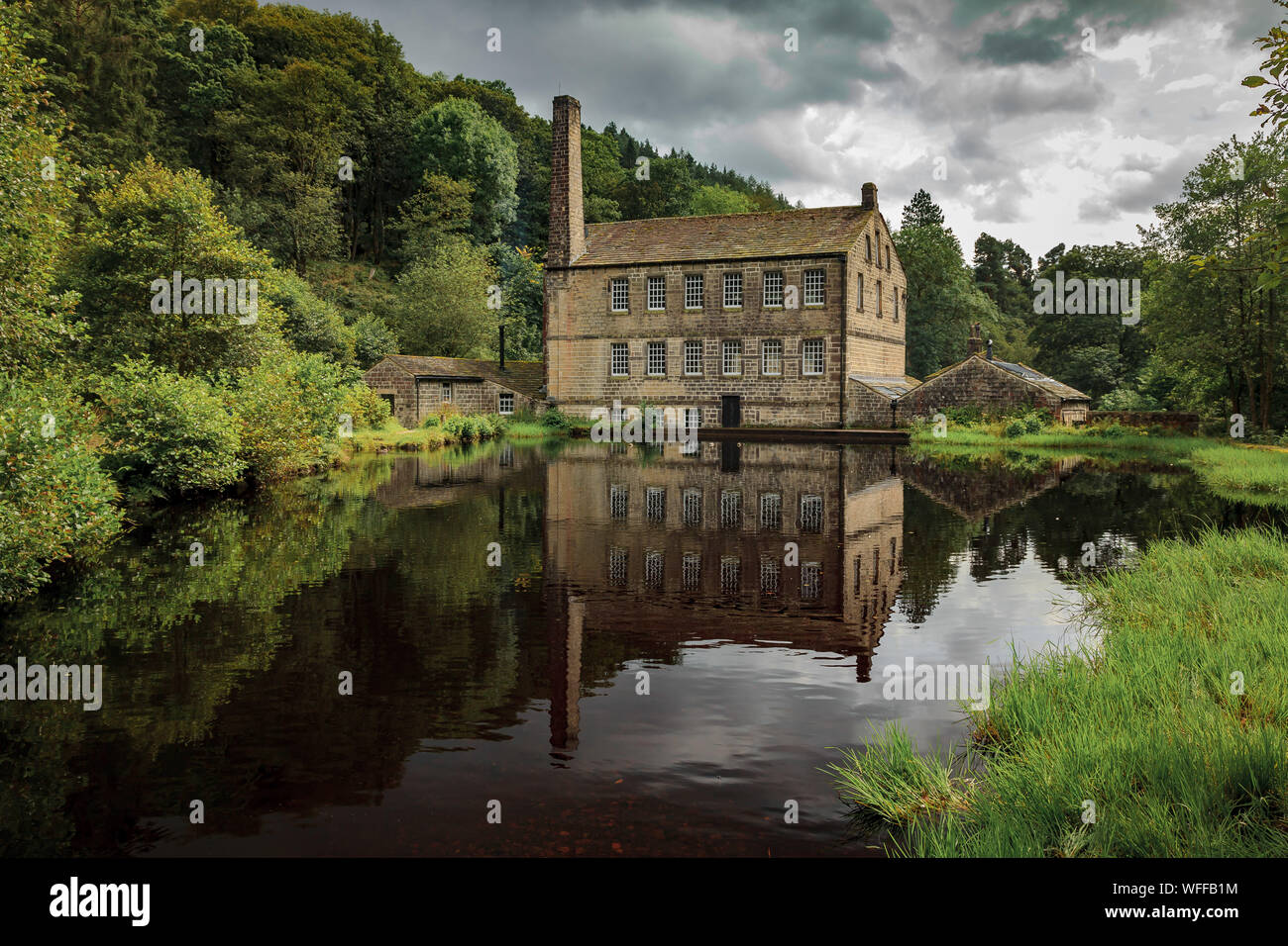 Wasser Reflexionen des wiederhergestellten Gibsons Mühle, Hebbden Brücke Gibsons Mühle ist innerhalb von Hardcastle Crags Waldgebiet voller natürlicher Schönheit. Stockfoto