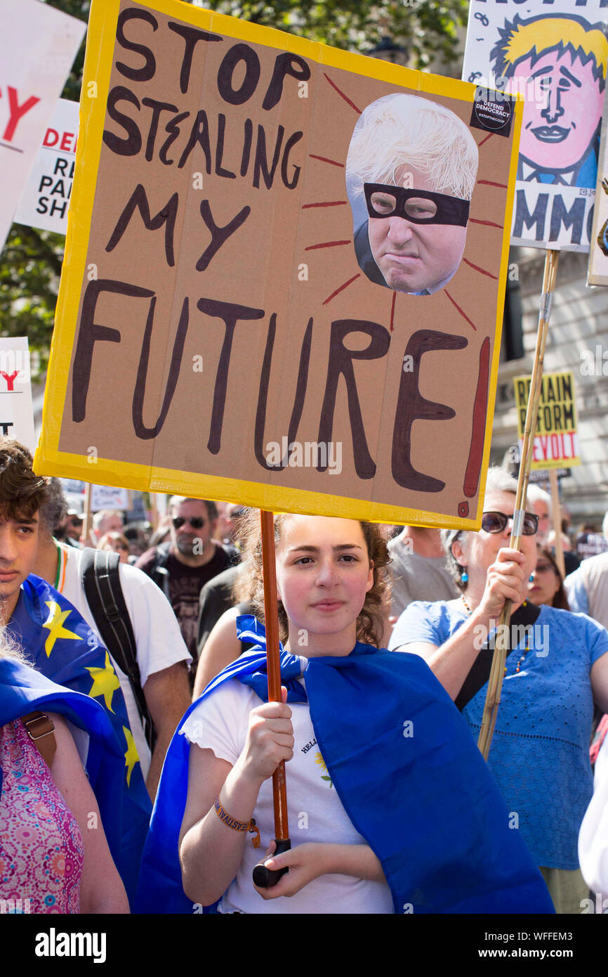 Die Demonstranten, die sich an der 'Lasst uns 'Tag der Aktion, durch Ein anderes Europa ist möglich Kampagne Gruppe in London gegen Premierminister Boris Johnson die Entscheidung des Parlaments für bis zu fünf Wochen auszusetzen, vor der Queen's Speech am 14. Oktober unter Beweis zu stellen. Stockfoto