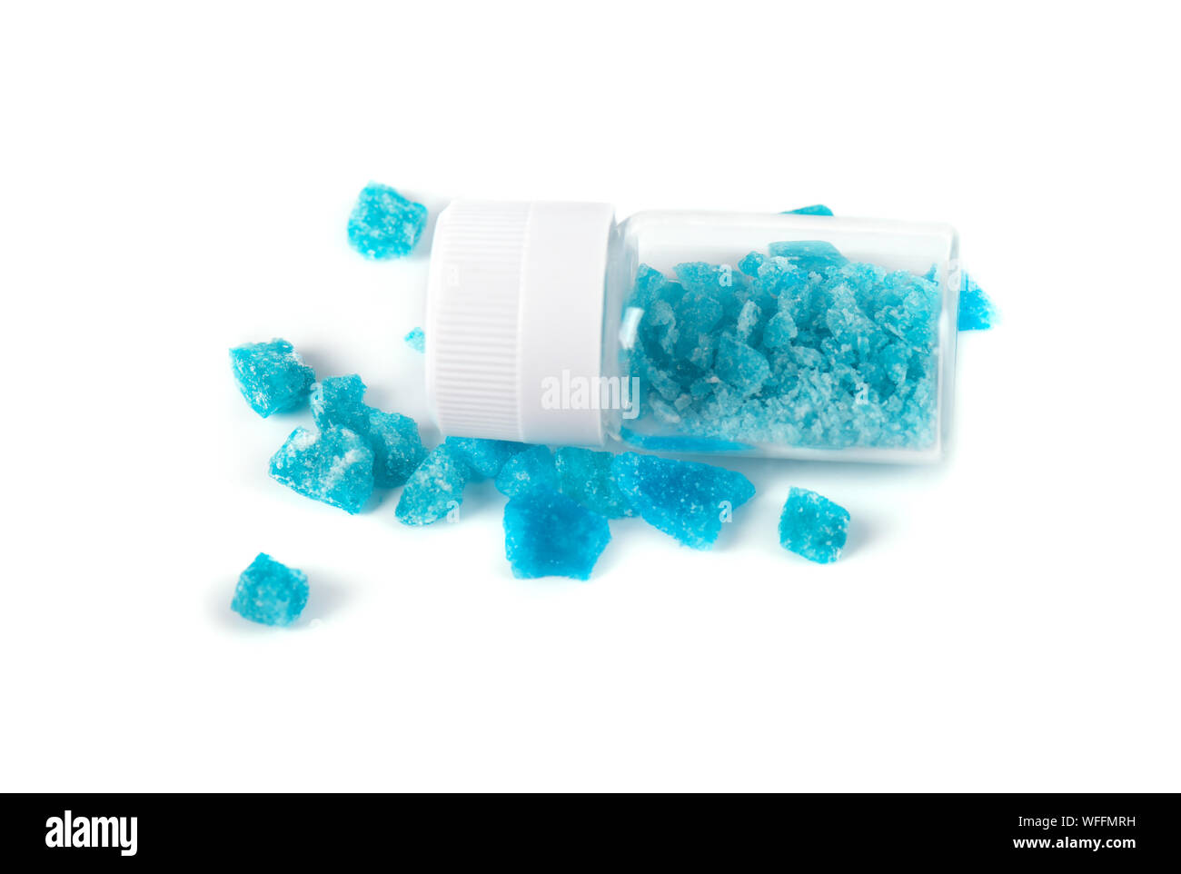 Blue Crystal methamphetamine auf weißem Hintergrund. Blue Ice, Badesalz, Droge. Blau meth. Stockfoto