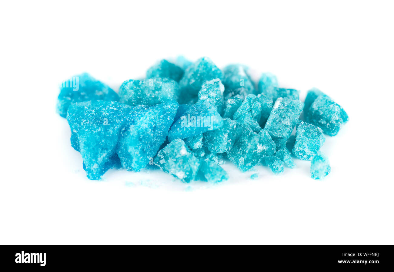 Blue Crystal methamphetamine auf weißem Hintergrund. Blue Ice, Badesalz, Droge. Blau meth. Stockfoto