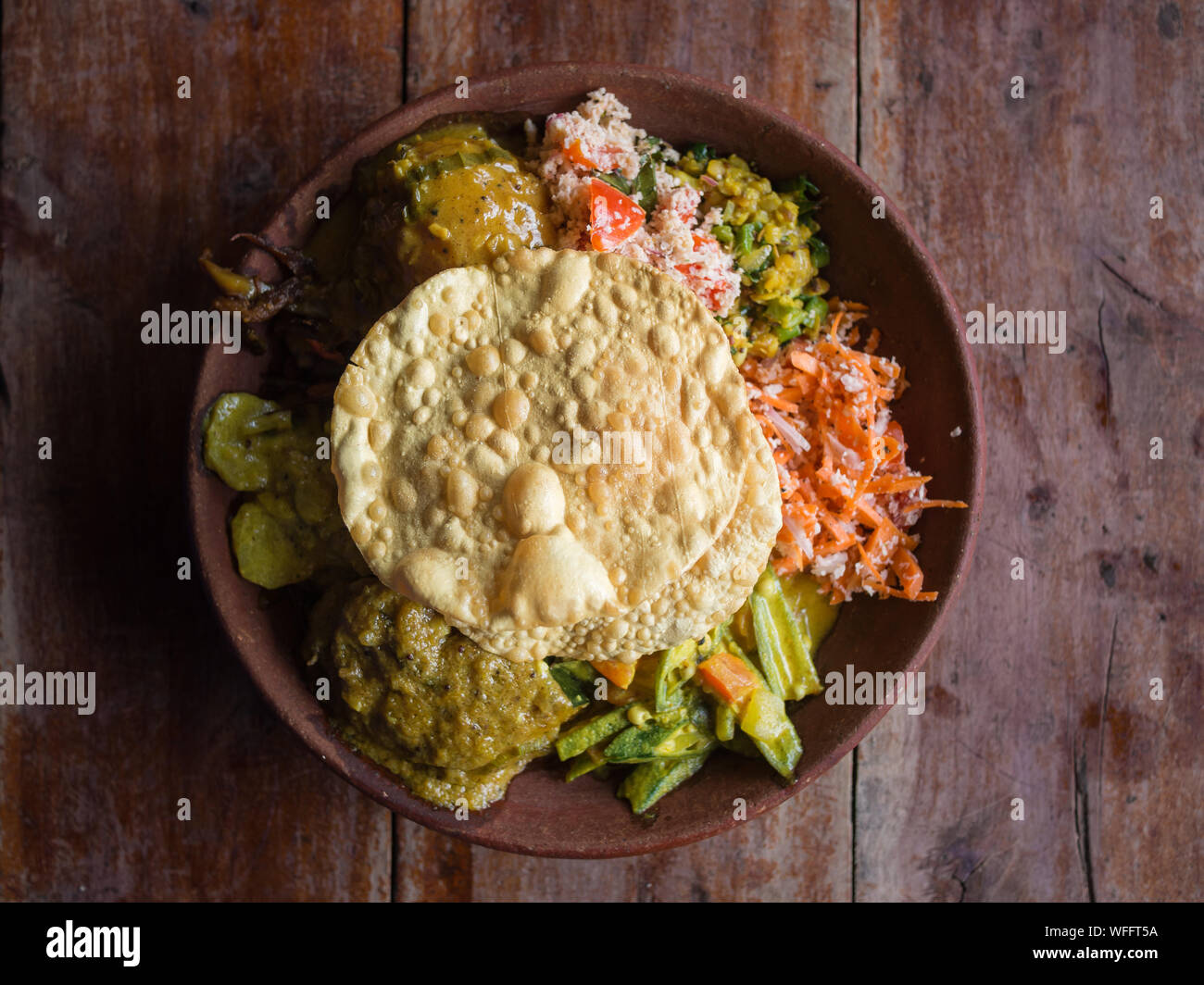 Schüssel mit unterschiedlichen traditionell vegan Sri Lanka Essen mit verschiedenen Currys, papadum, Reis, Sambol, dal und Gemüse, Ella, Sri Lanka. Stockfoto
