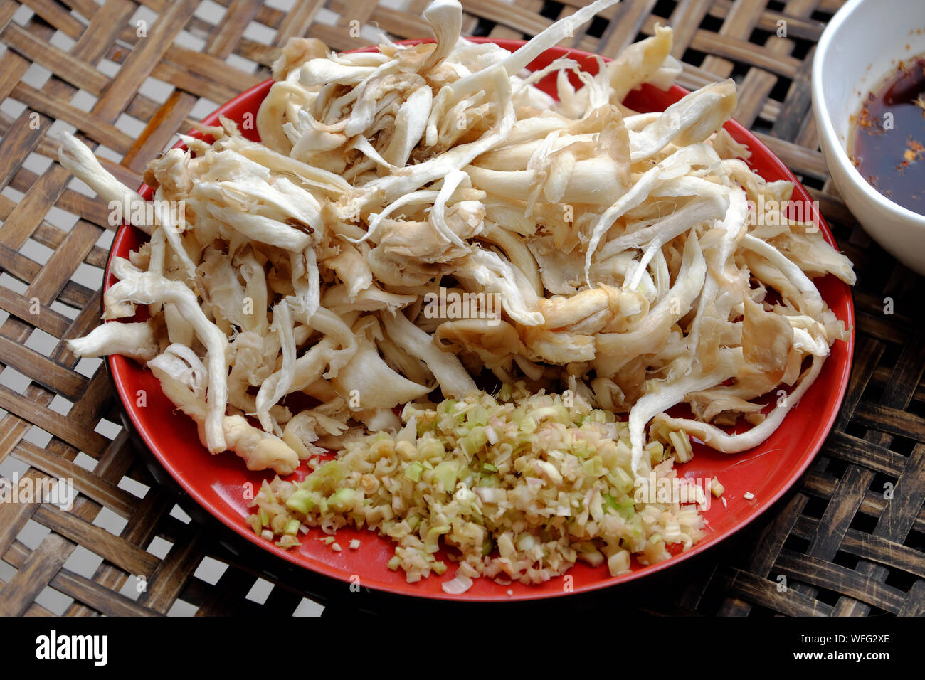 Rohstoff für vietnamesische vegan Essen zubereiten, abalone Pilz Braten mit Zitronengras, gehackt Sojasauce von Speiseöl, ein köstliches Gericht für vegetaria Stockfoto