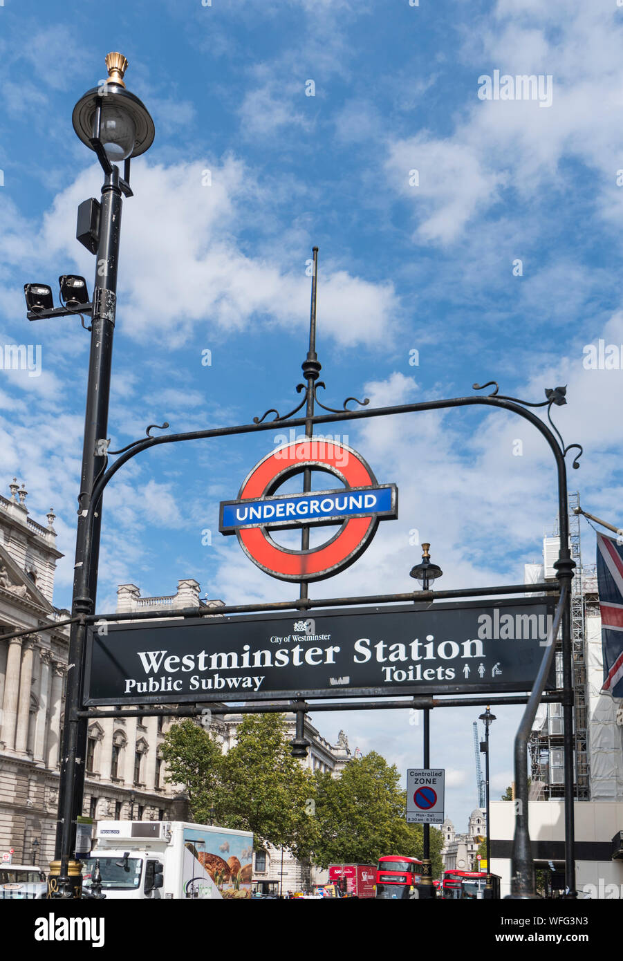 Eingang zur Westminster U-Bahn-Station (U-Bahnhof Westminster) im Parlament Street, Westminster, London, England, UK. Porträt. Vertikale. Stockfoto