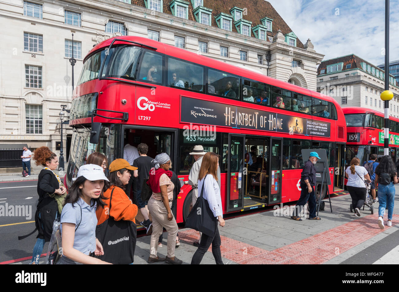 Die Menschen an Bord des neuen Routemaster Bus, einem roten Hybrid diesel-elektrischen Double Decker Bus in Westminster, London, England, UK. Stockfoto