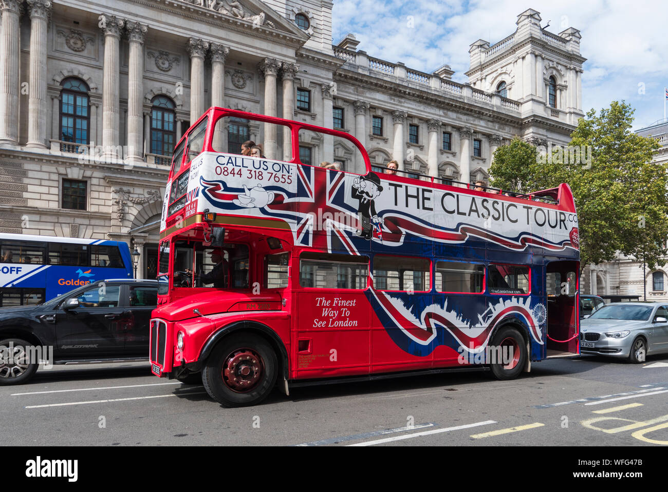 Die klassische Tour, einem oben offenen Touristen Sightseeing Bus in einem alten 60er Jahre rot Routemaster Bus in Westminster, London, England, UK. Stockfoto