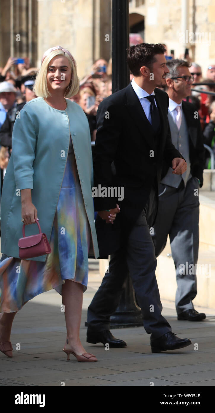 Katy Perry und Orlando Bloom an der York Minster anreisen, für die Hochzeit der Sänger Ellie Goulding nach Caspar Jopling. Stockfoto