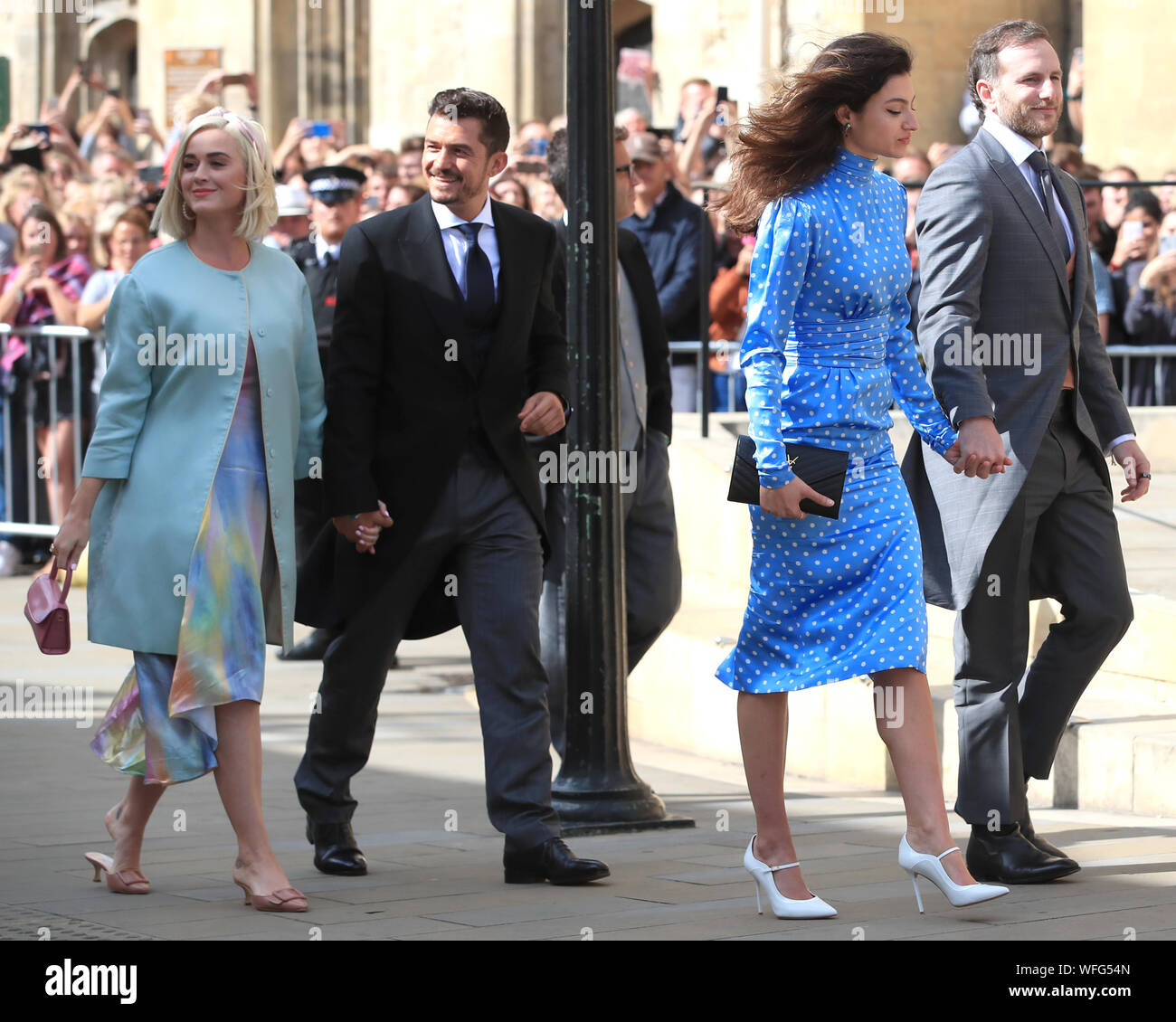 Katy Perry und Orlando Bloom (links, Mitte links) an der York Minster anreisen, für die Hochzeit der Sänger Ellie Goulding nach Caspar Jopling. Stockfoto