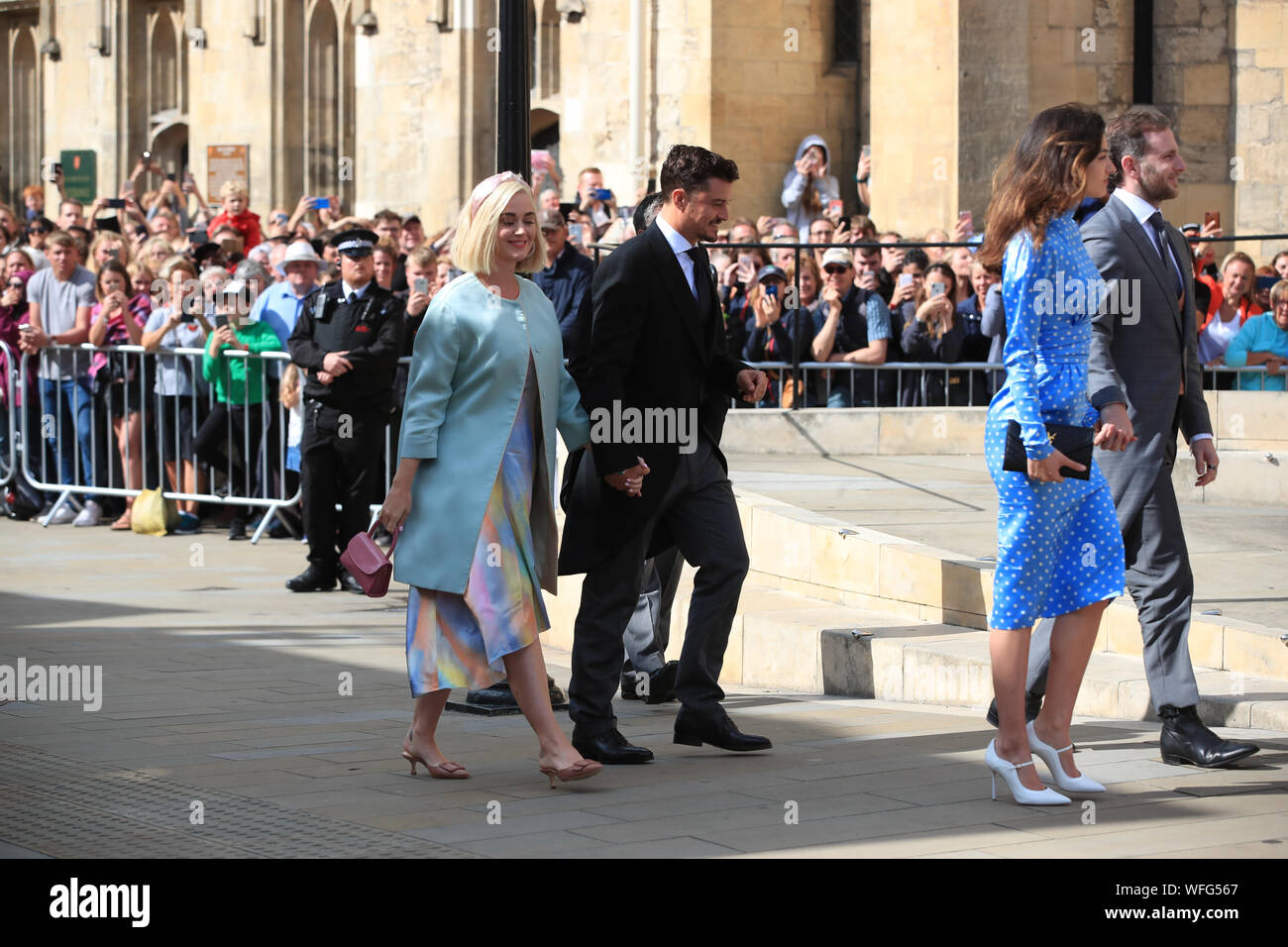 Katy Perry und Orlando Bloom an der York Minster anreisen, für die Hochzeit der Sänger Ellie Goulding nach Caspar Jopling. Stockfoto