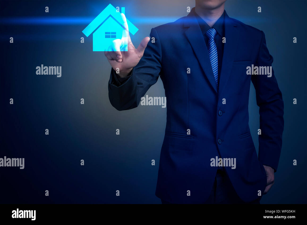 Digital zusammengesetzten Bild des Geschäftsmannes, der Wohnungsbau gegen farbigen Hintergrund Stockfoto
