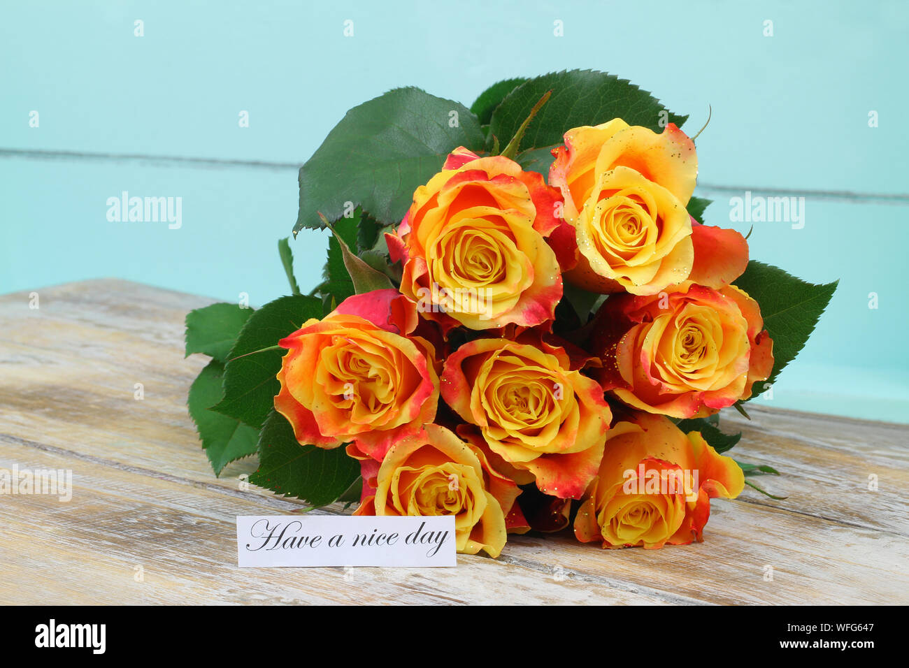Einen schönen Tag noch Karte mit bunten Rose Bouquet auf Holz Stockfoto