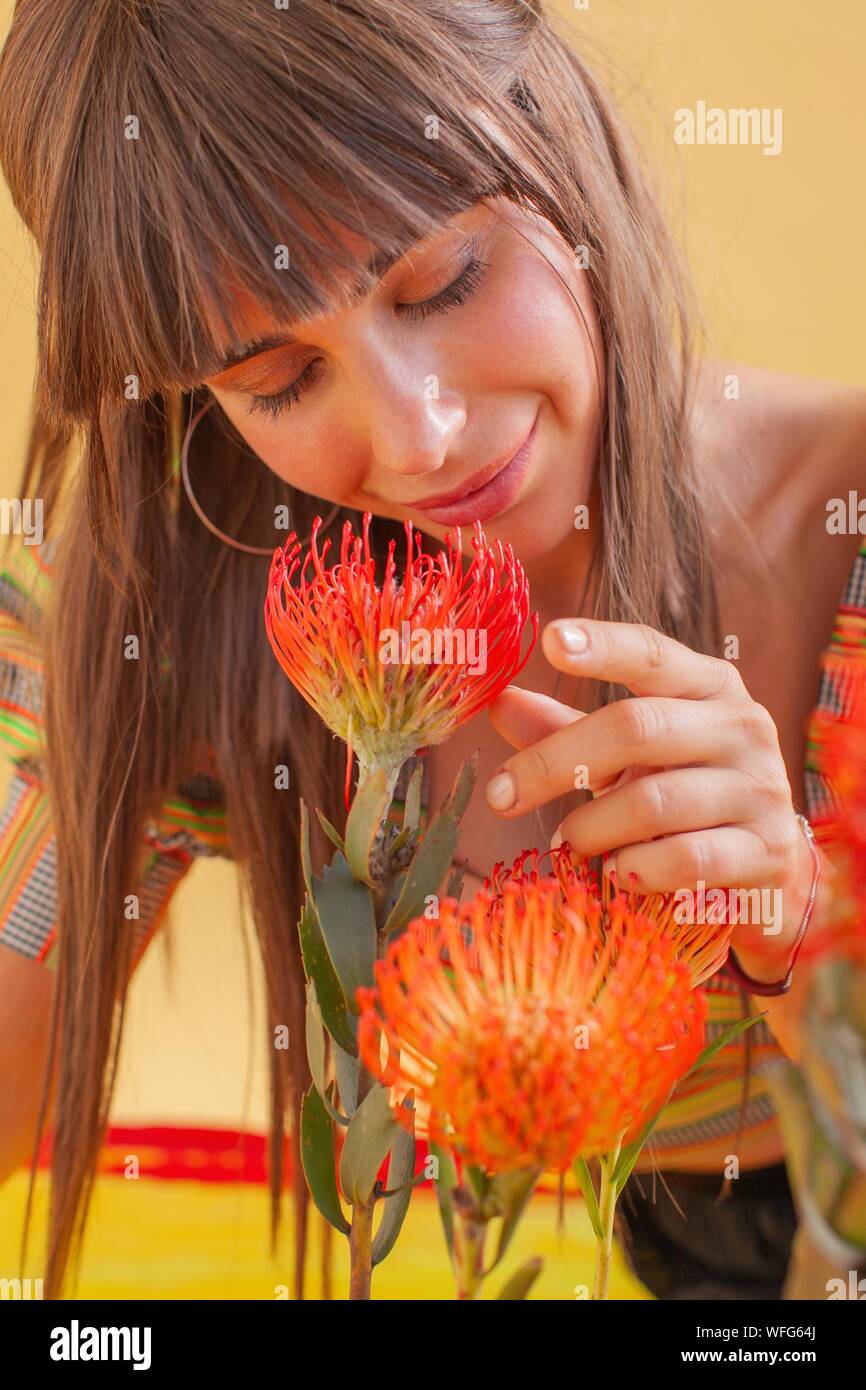 Porträt einer Frau, die duftende Blumen Stockfoto