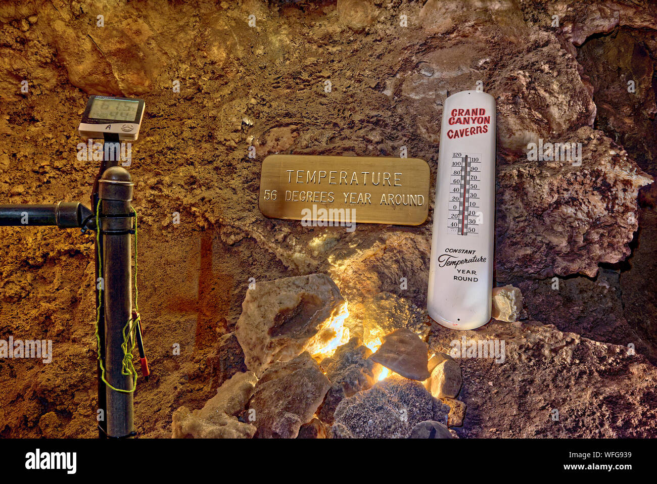 Thermometer zeigt die Temperatur in den Grand Canyon Caverns, Peach Springs, Mile Marker 115, California, United States Stockfoto