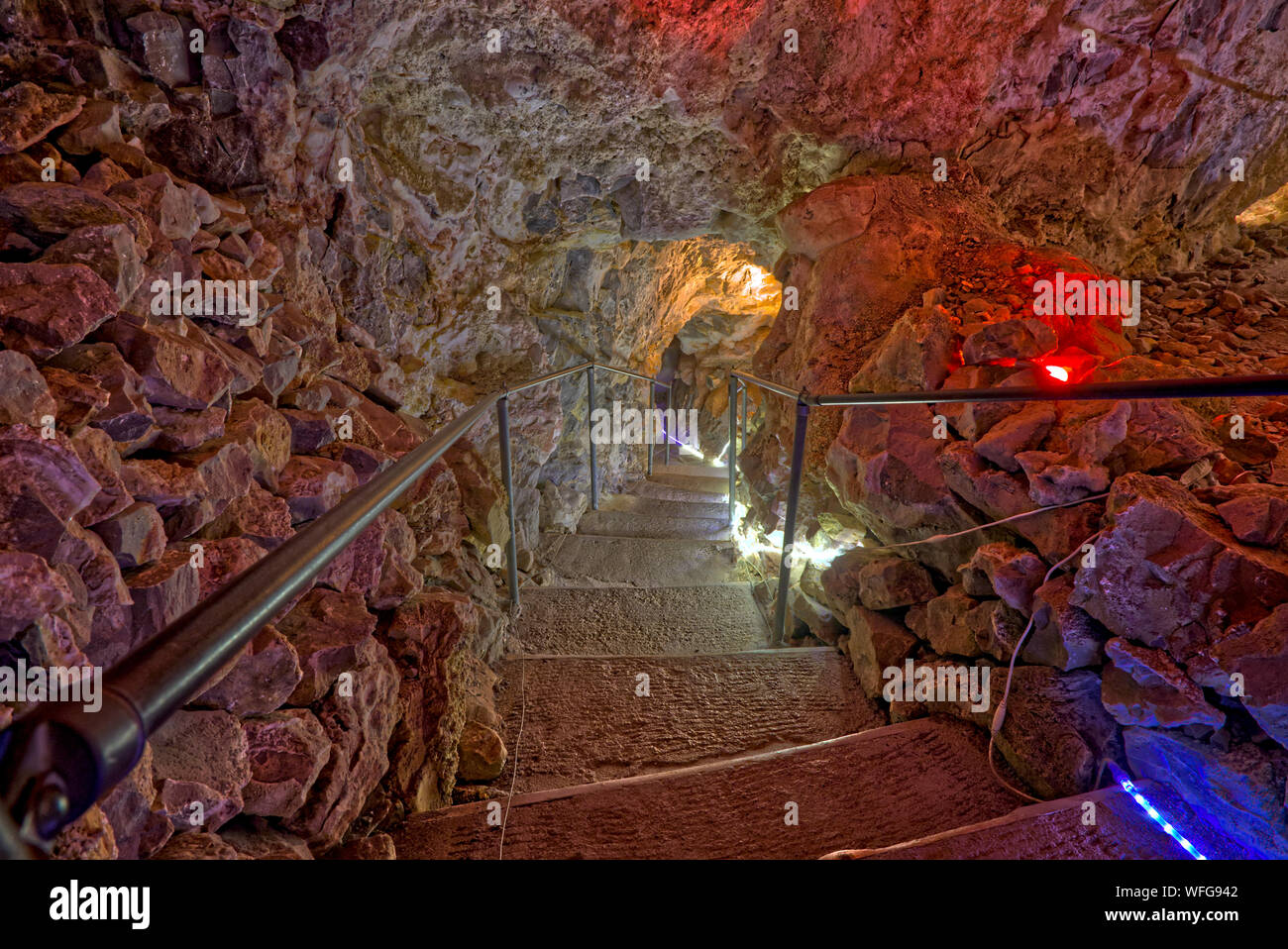 Treppenabgang in den Grand Canyon Caverns, Peach Springs, Mile Marker 115, California, United States Stockfoto