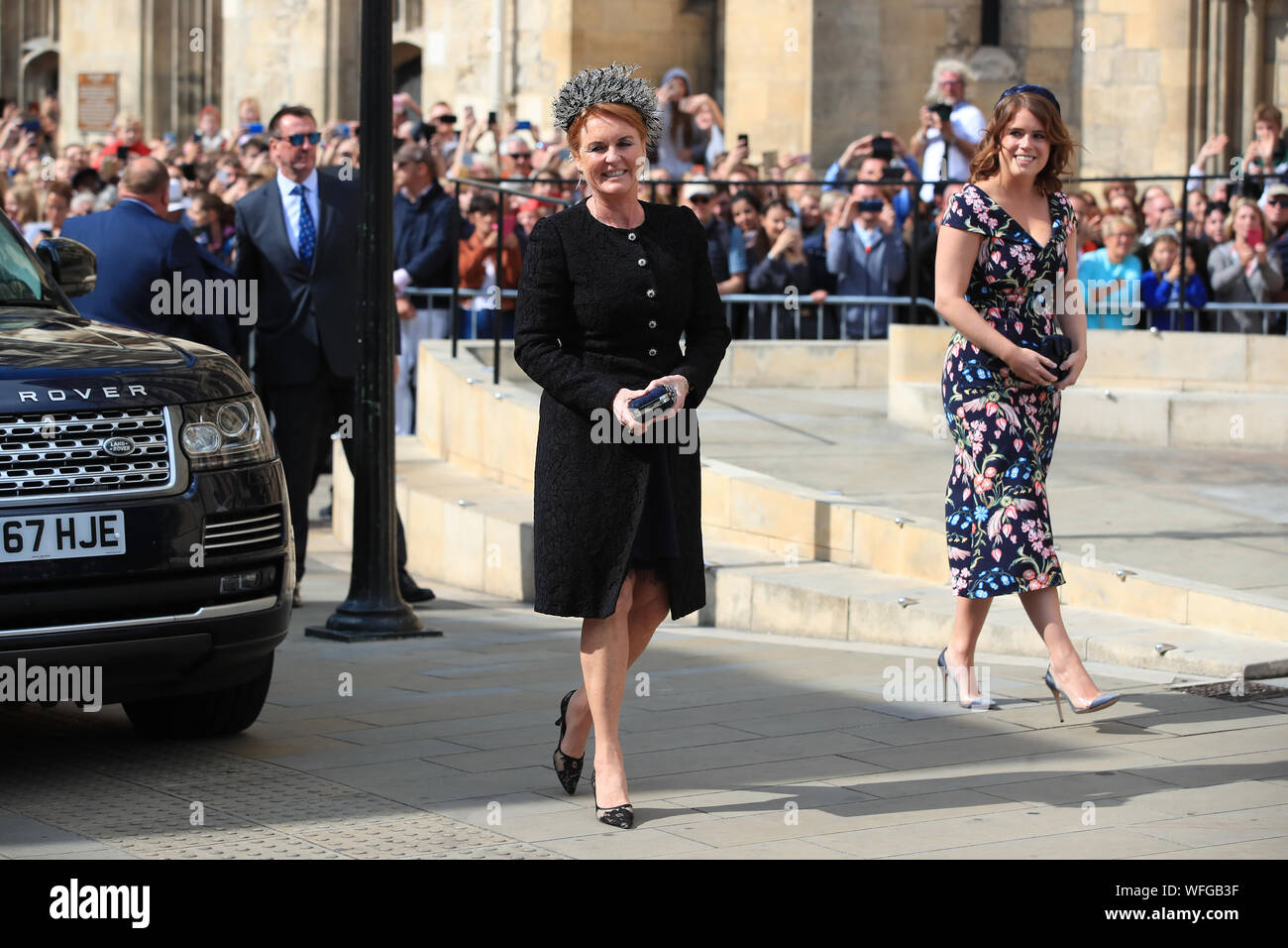 Sarah, Herzogin von York, mit ihrer Tochter Prinzessin Eugenie von York Minster für die Hochzeit der Sänger Ellie Goulding nach Caspar Jopling. Stockfoto