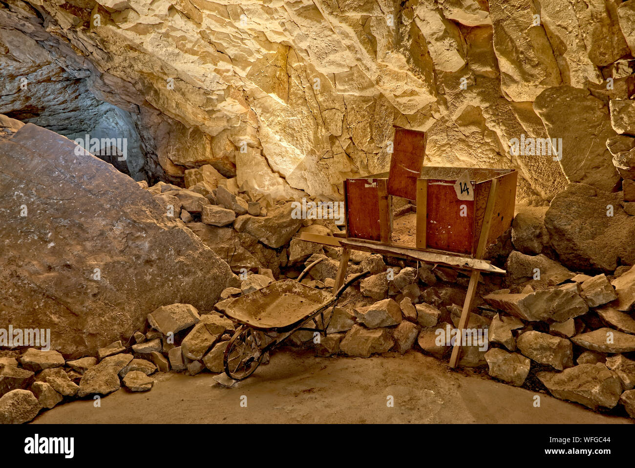 Historische Relikte in Grand Canyon Caverns, Peach Springs, Mile Marker 115, California, United States Stockfoto