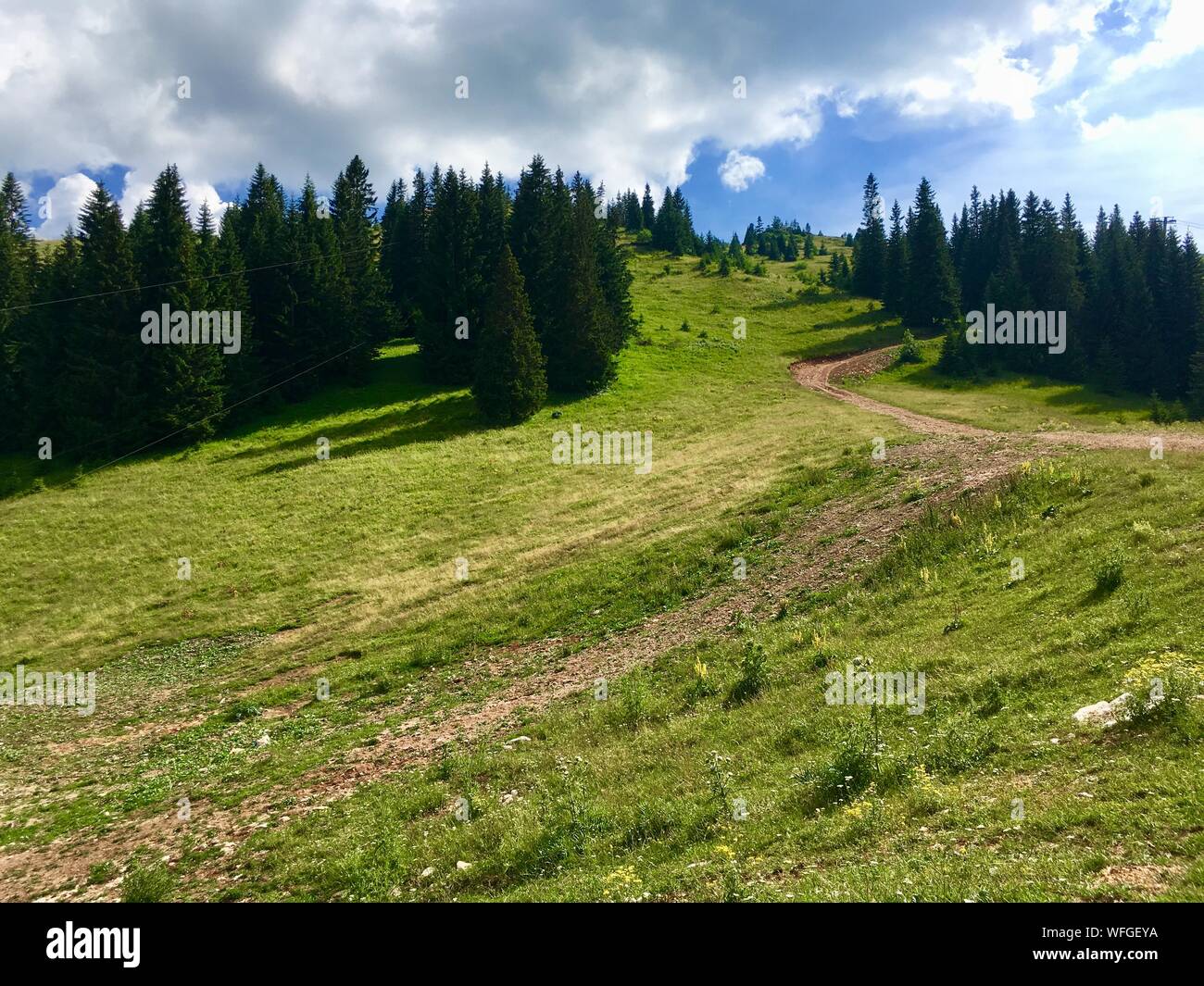 Straße durch eine ländliche Landschaft, Bosnien und Herzegowina Stockfoto