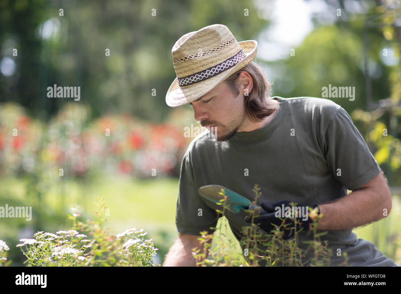 Porträt eines Mannes, Gartenarbeit, Deutschland Stockfoto