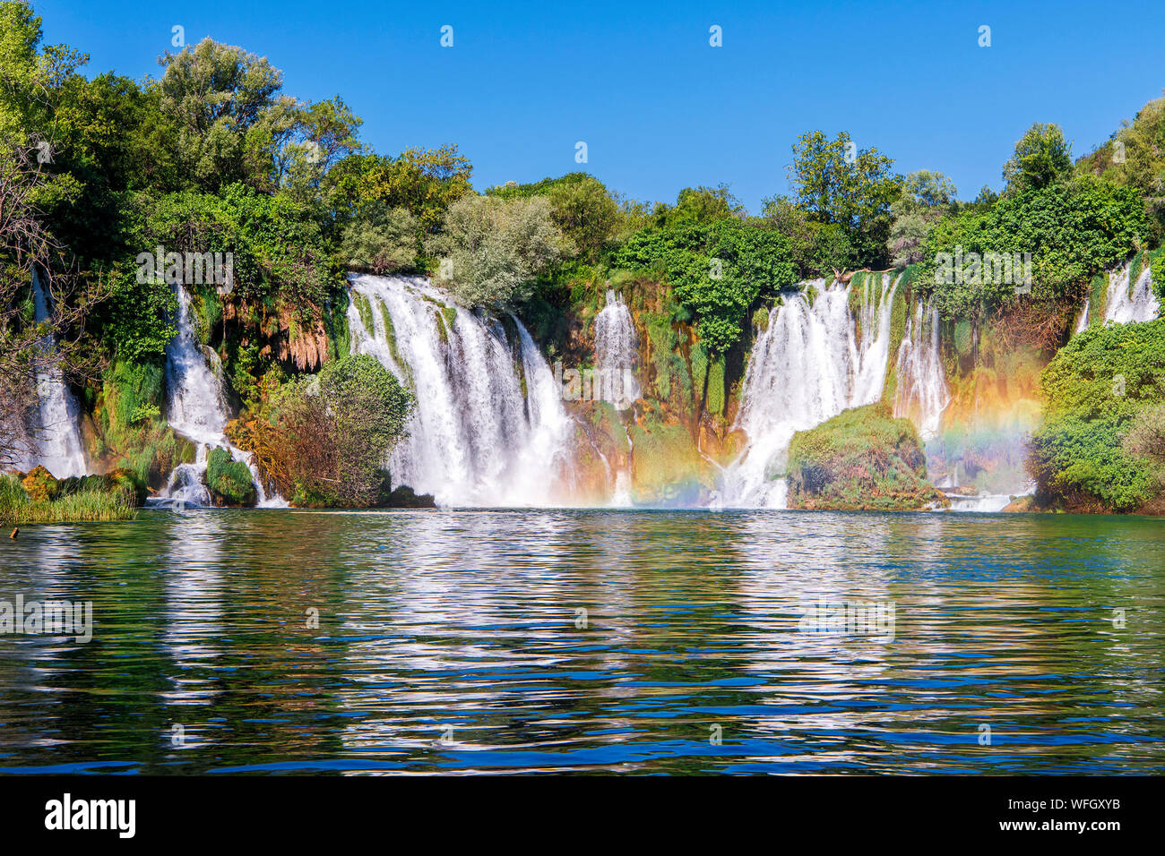 Regenbogen über Kravica Wasserfälle, Bosnien und Herzegowina Stockfoto