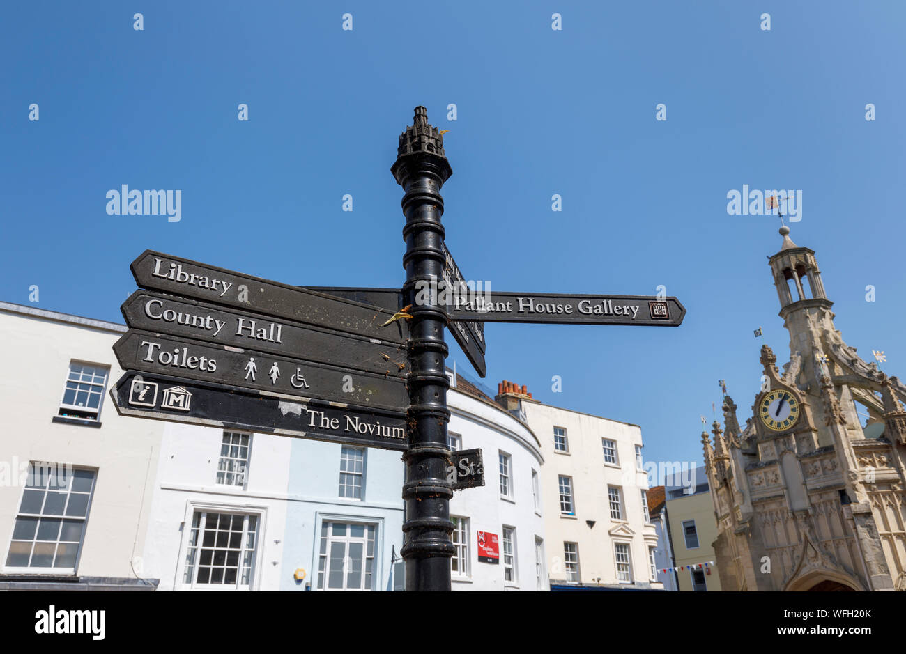Hinweisschild zu den lokalen Annehmlichkeiten und Attraktionen, West Street, Chichester, eine Stadt in der Grafschaft Stadt West Sussex, Südküste England, Großbritannien und Stockfoto