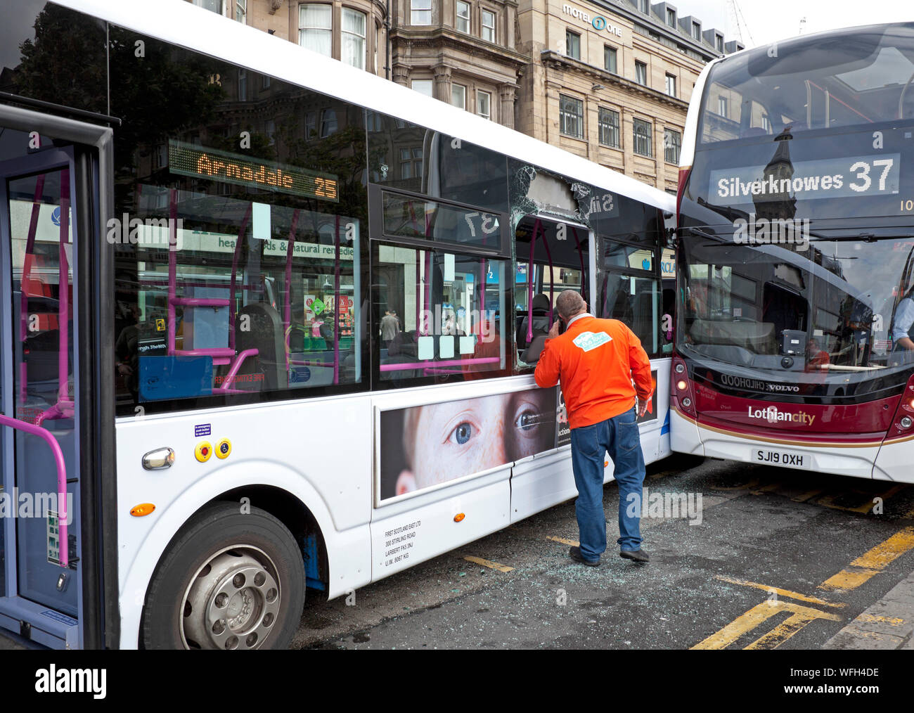 Waverley Mall, Princes Street, Edinburgh, Schottland, Großbritannien. 31. August 2019. Zwischen 10.30 Uhr und 1045 Uhr gab es eine Kollision mit der Waverley Mall auf der Princes Street zwischen einem einzelnen Deck erste Bus und einem Double Deck Lothian Bus dargestellt, zeigt eine von der rechten Fenster der erste Bus fehlen vollständig. Gestern (Freitag) in der Princes Street einen anderen Bus stürzte in einer Bushaltestelle, Stockfoto