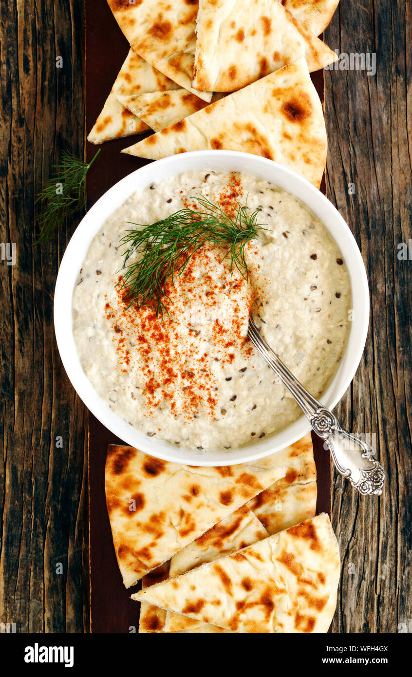 Baba ganoush mit geräucherter Paprika und Fladen Stockfoto