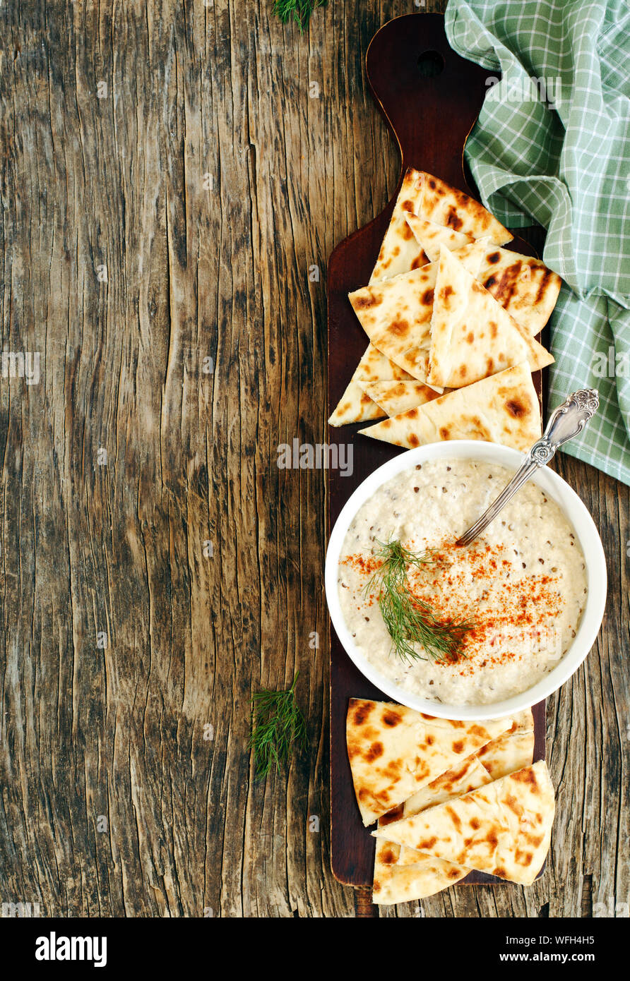 Baba ganoush mit geräucherter Paprika und Fladen Stockfoto
