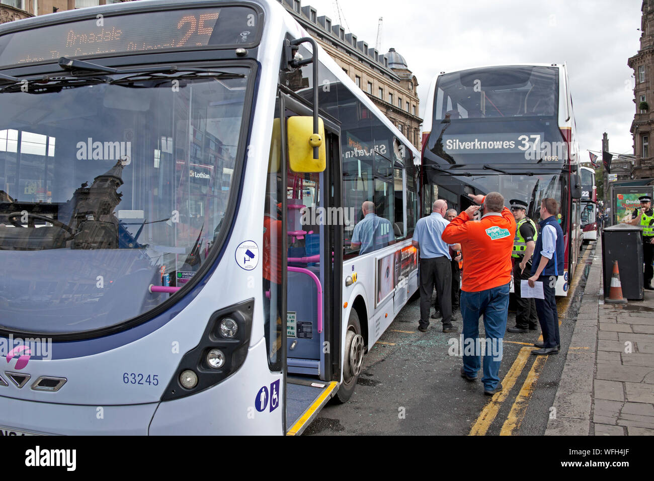 Waverley Mall, Princes Street, Edinburgh, Schottland, Großbritannien. 31. August 2019. Zwischen 10.30 Uhr und 1045 Uhr gab es eine Kollision mit der Waverley Mall auf der Princes Street zwischen einem einzelnen Deck erste Bus und einem Double Deck Lothian Bus dargestellt, zeigt eine von der rechten Fenster der erste Bus fehlen vollständig. Gestern (Freitag) in der Princes Street einen anderen Bus stürzte in einer Bushaltestelle, Stockfoto