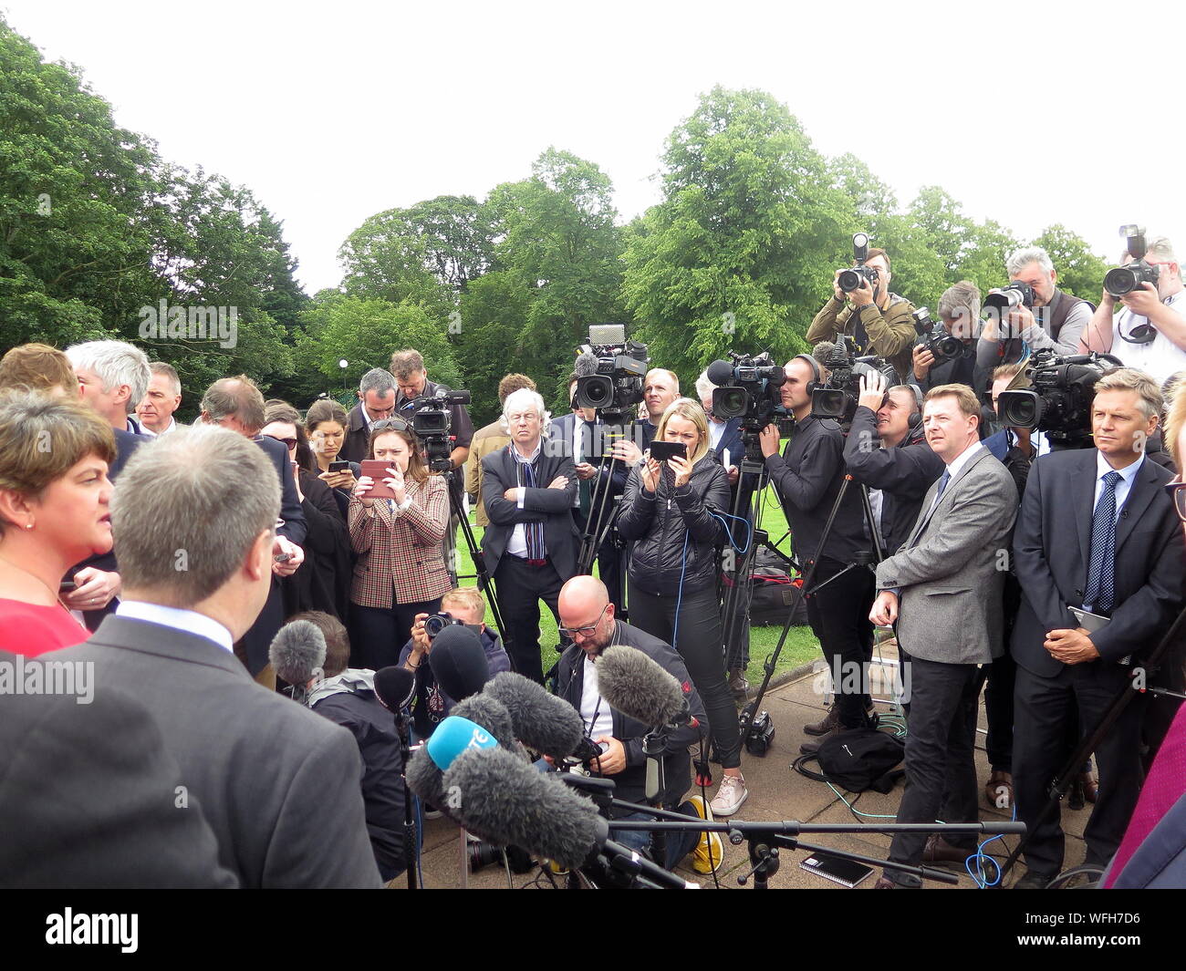 Arlene Foster Gespräche zu drücken, nach einem Treffen mit Boris Johnston in Stormont in Nordirland mit: N Irlands DUP-Chef Arlene Foster, Mitte, spricht mit den Medien mit der stellvertretende Vorsitzende der DUP Nigel Dodds Wo: Belfast, Nordirland, Großbritannien Wann: 31 Aug 2019 Quelle: WENN.com Stockfoto