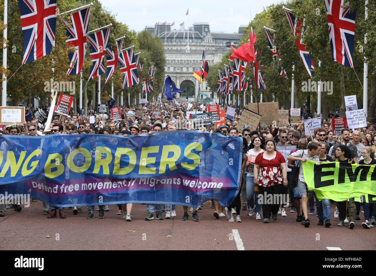 Die Demonstranten, die sich an der 'Lasst uns 'Tag der Aktion, durch Ein anderes Europa ist möglich Kampagne Gruppe in London gegen Premierminister Boris Johnson die Entscheidung des Parlaments für bis zu fünf Wochen auszusetzen, vor der Queen's Speech am 14. Oktober unter Beweis zu stellen. Stockfoto