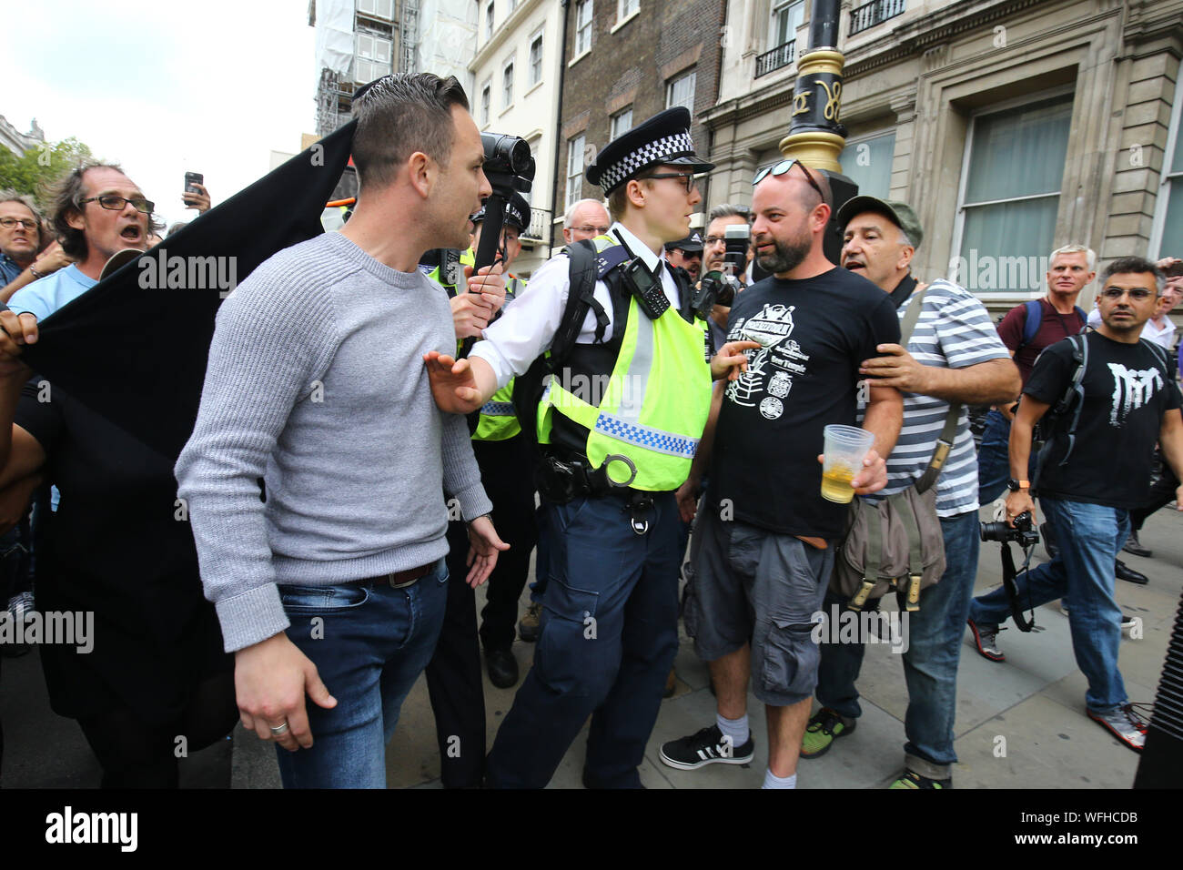 Protesters Clash während der 'Lasst uns 'Tag der Aktion, durch Ein anderes Europa ist möglich Kampagne Gruppe in London gegen Premierminister Boris Johnson die Entscheidung des Parlaments für bis zu fünf Wochen auszusetzen, vor der Queen's Speech am 14. Oktober unter Beweis zu stellen. Stockfoto