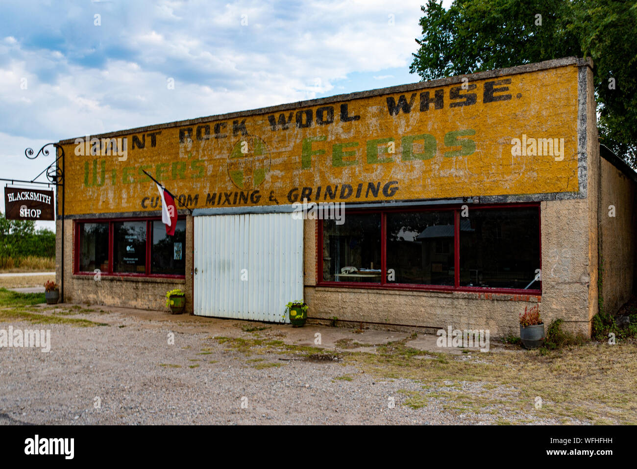 Farbe Steinwolle Lager in Paint Rock, Texas. Hat auch eine Schmiede und Wiesers Feed speichern. Stockfoto