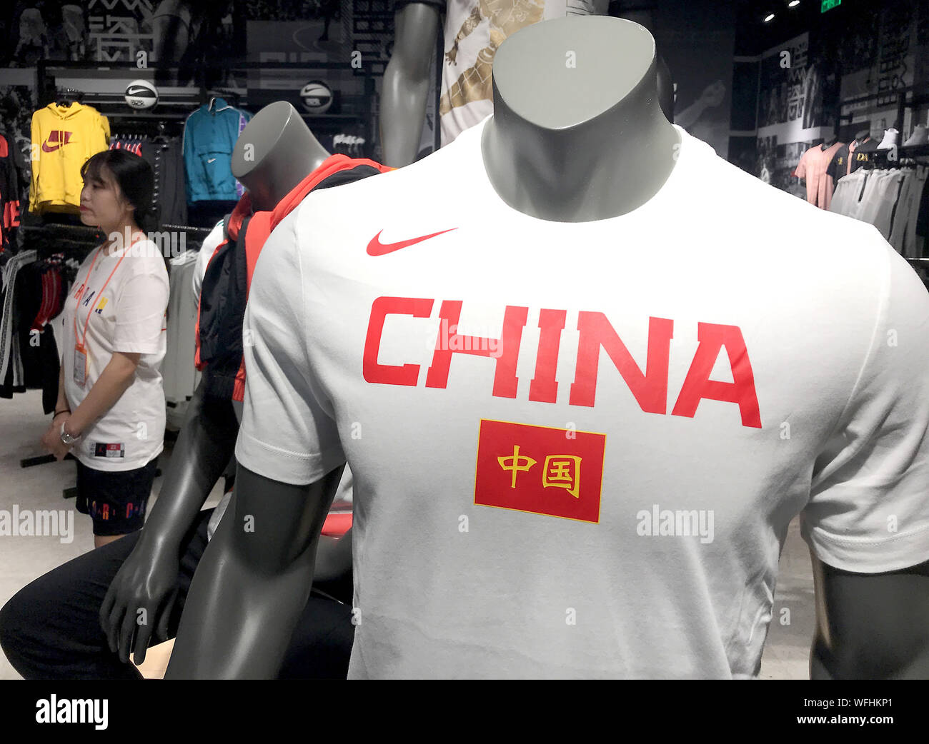 Eine chinesische Verkäuferin wartet auf Kunden in einem Nike Store auf internationaler Shopping Mall in Peking am Samstag, den 31. August 2019. Aktuellsten Tarife Ziele chinesischen US-Präsident Donald Trump-Produkten in die USA exportiert, darunter US-Bekleidung, Schuhe und Haushaltsgeräte. Foto von Stephen Rasierer/UPI Stockfoto