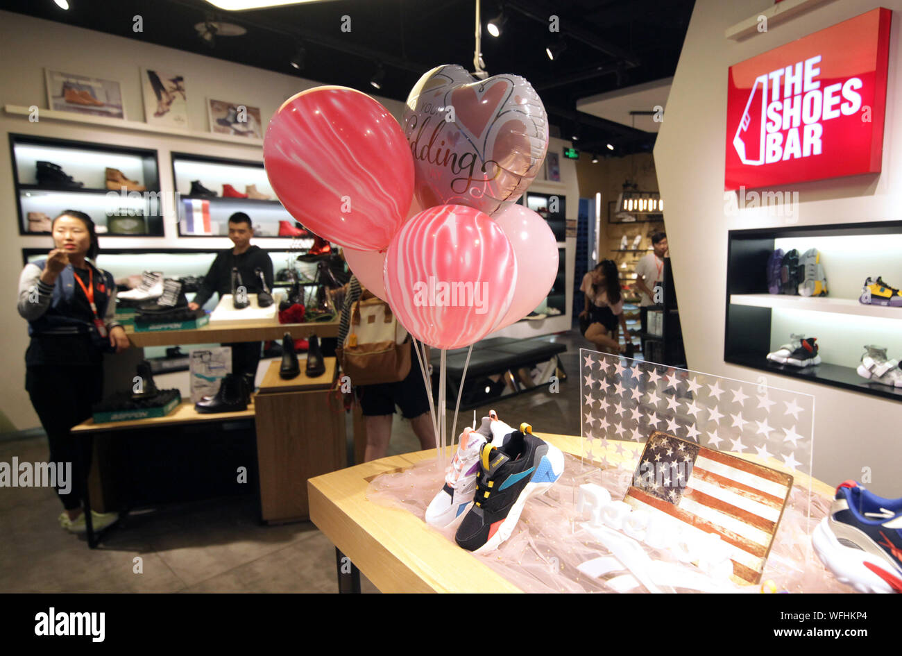 Chinesische shop in ein Schuhgeschäft zu verkaufen US-Schuhe in einem  internationalen Shopping Mall in Peking am Samstag, den 31. August 2019.  Aktuellsten Tarife Ziele chinesischen US-Präsident Donald Trump-Produkten  in die USA exportiert,