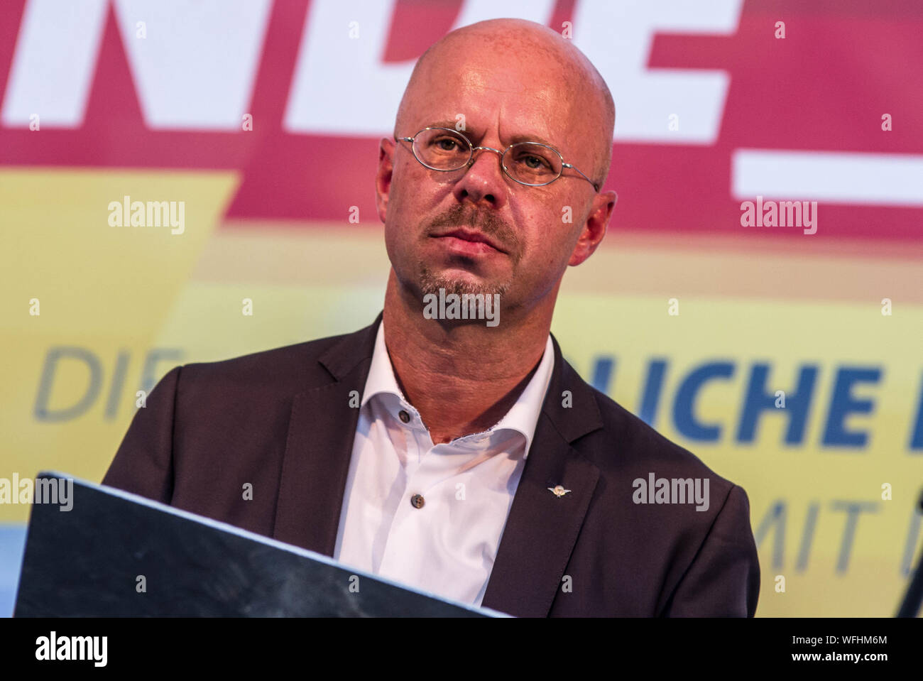 Koenigs Wusterhausen, Brandenburg, Deutschland. August 30, 2019, Koenigs Wusterhausen, Brandenburg, Deutschland: ANDREAS KALBITZ der Alternative für Deutschland in Brandenburg. Kalbitz wurde vor kurzem Geoutet als Neonazi Veranstaltung in Athen besuchte mit 13 anderen Neonazis. Dies fügt eine Liste von Verbindungen zu neonazistischen Kreisen, das angezeigt wird, kein Unterschied zu AfD Wähler zu machen. Mit dem Ziel, stärkste Partei im östlichen Brandenburg, Deutschland, werden die AfD eine Wahlparty (Wahl Partei) in Koenigs Wusterhausen statt. Anwesend waren Persönlichkeiten wie Andreas Kalbitz, die vor kurzem mit Cred geoutet war Stockfoto