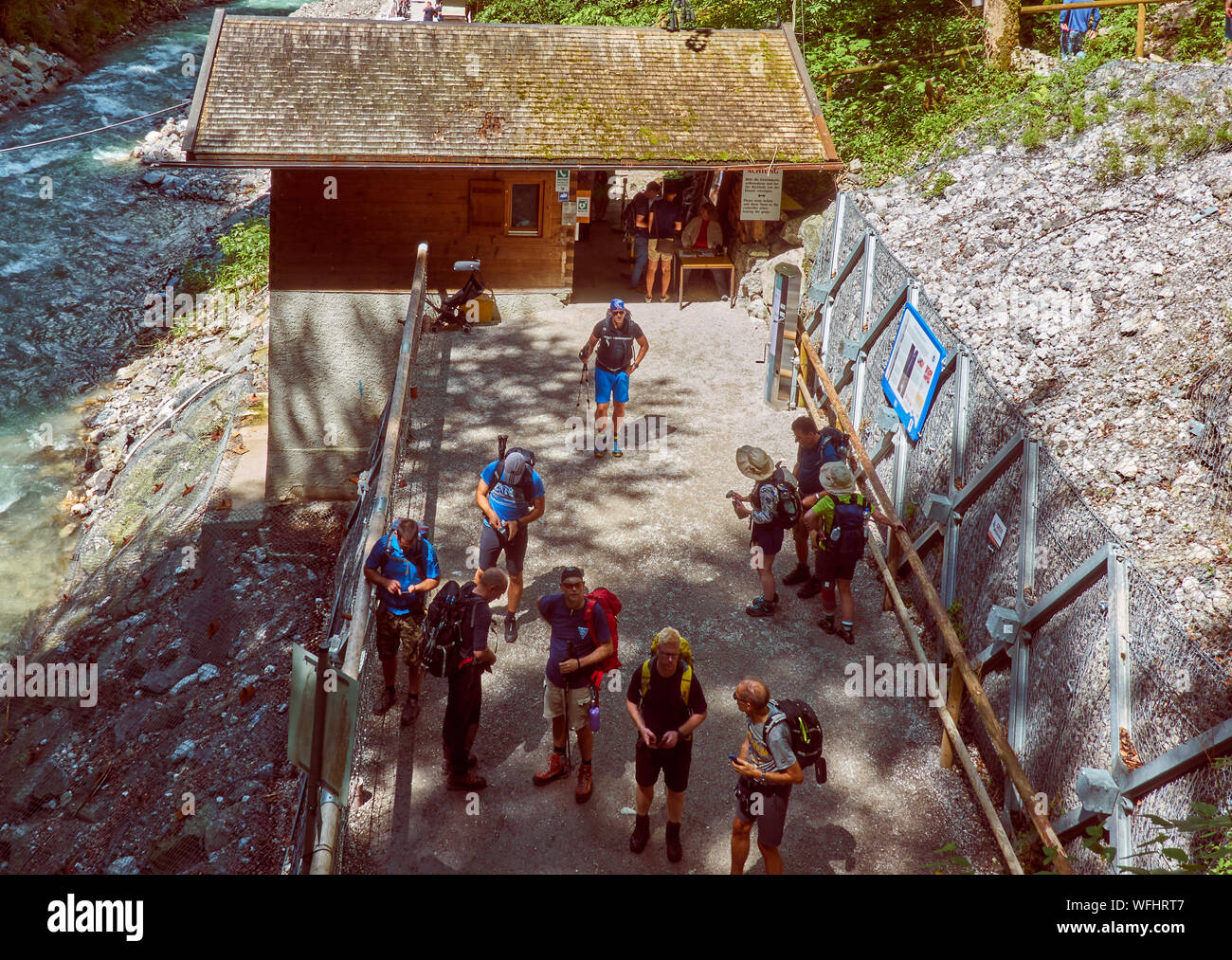 Garmisch-Parenkirchen, Deutschland, August 9., 2018: Touristen hinter der Partnachklamm Eingang Hütte Stockfoto