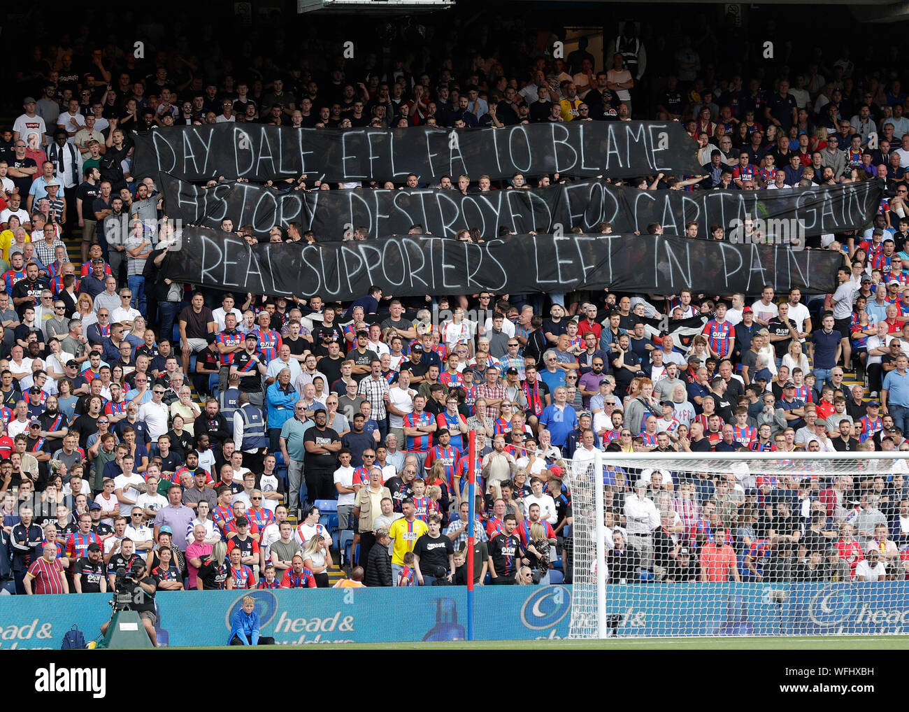 31. August 2019; der Selhurst Park, London, England; Fußball der englischen Premier League, Crystal Palace gegen Aston Villa; Crystal Palace Fans angezeigte Banner in der ersten Hälfte in Protest gegen Bury FC-Vorsitzenden Steve Dale - streng nur für den redaktionellen Gebrauch bestimmt. Keine Verwendung mit nicht autorisierten Audio-, Video-, Daten-, Spielpläne, Verein/liga Logos oder "live" Dienstleistungen. On-line-in-Match mit 120 Bildern beschränkt, kein Video-Emulation. Keine Verwendung in Wetten, Spiele oder einzelne Verein/Liga/player Publikationen Stockfoto