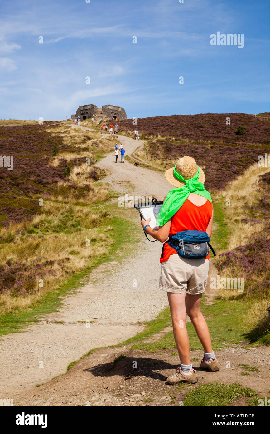 Männer Frauen Kinder und Familien wandern Offas Dyke Wanderweg in die Clwydian Hügel Hügel in der Nähe der Jubliee Turm auf dem Gipfel des Moel Famau Berg Wales Stockfoto