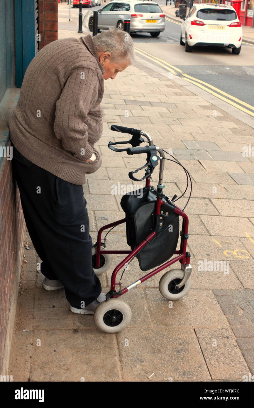 Ältere Person mit einem 3-Rad Rollator Gehhilfe Stockfoto