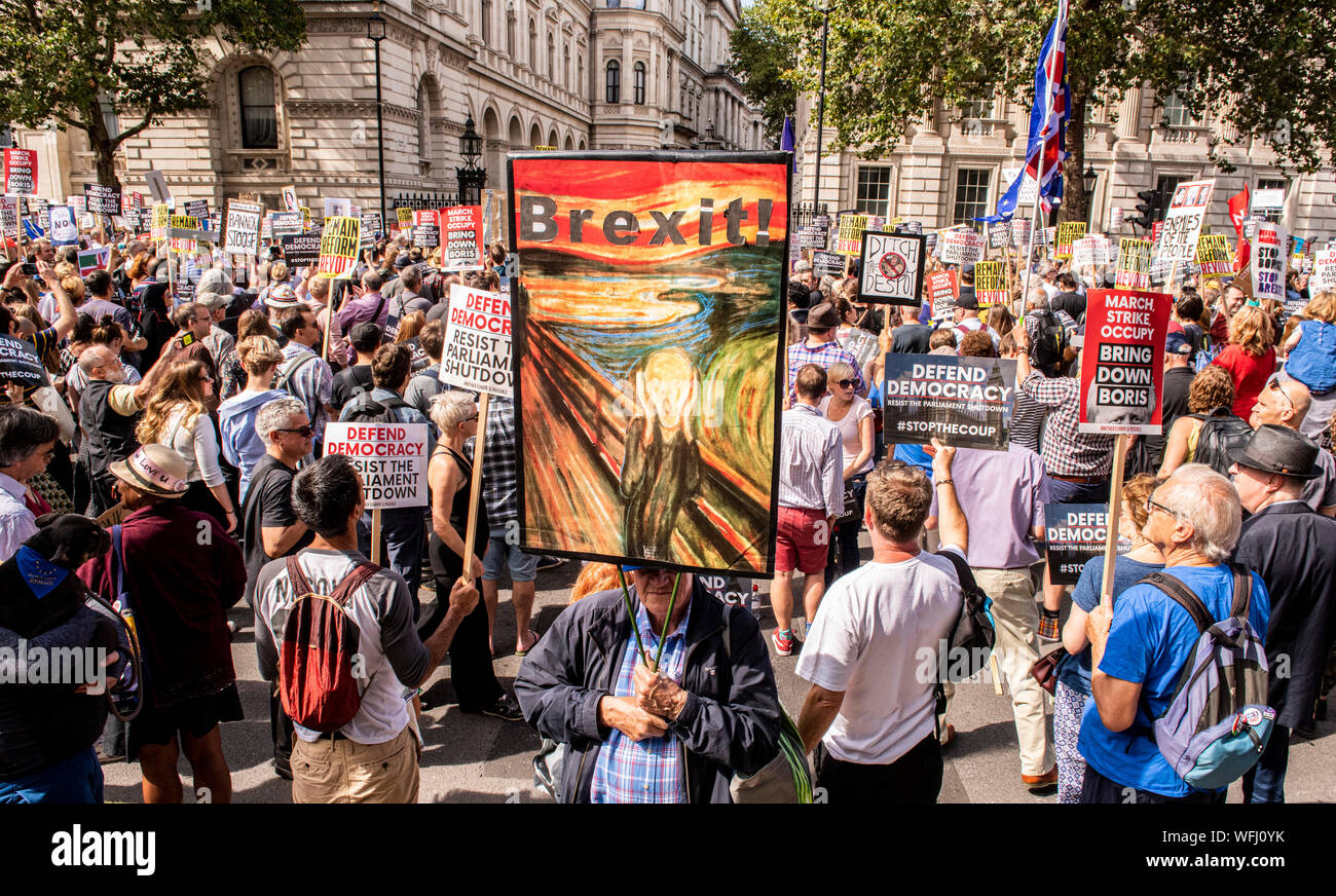 Tausende von Demonstranten auf der Oberseite der Putsch, Protest verteidigen die Demokratie "außerhalb der Downing Street, London, UK, 31. August 2019 Stockfoto