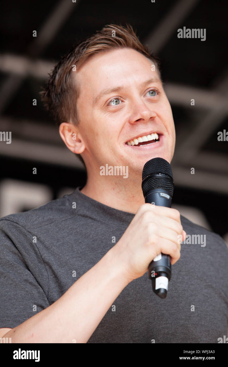 Schriftsteller und Aktivist Owen Jones sprechen zu Zehntausenden von pro-demokratischen Demonstranten, die sich in der Downing Street gedreht, Füllung Whitehall am Parliament Square, Trafalgar Square, gegen die geplante Vertagung des Parlaments und einem möglichen No-Deal Brexit zu protestieren. Stockfoto