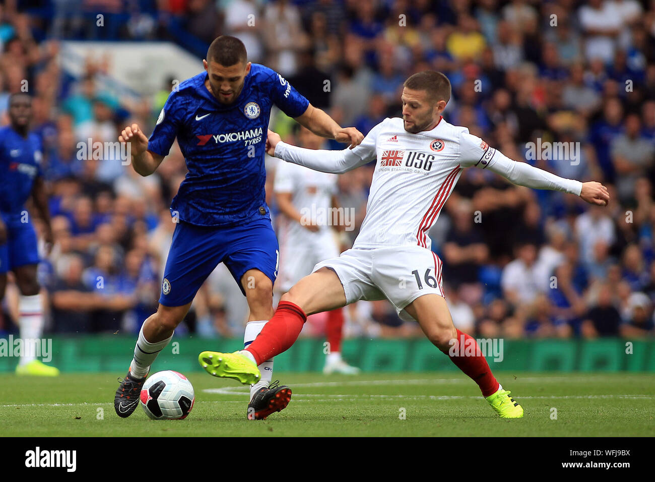 London, Großbritannien. 31 Aug, 2019. Mateo Kovacic von Chelsea (L) in Angriff genommen wird von Oliver Norwood von Sheffield United (R). Premier League match, Chelsea v Sheffield United an der Stamford Bridge in London am Samstag, den 31. August 2019. Dieses Bild dürfen nur für redaktionelle Zwecke verwendet werden. Nur die redaktionelle Nutzung, eine Lizenz für die gewerbliche Nutzung erforderlich. Keine Verwendung in Wetten, Spiele oder einer einzelnen Verein/Liga/player Publikationen. pic von Steffan Bowen/Credit: Andrew Orchard sport Fotografie/Alamy leben Nachrichten Stockfoto