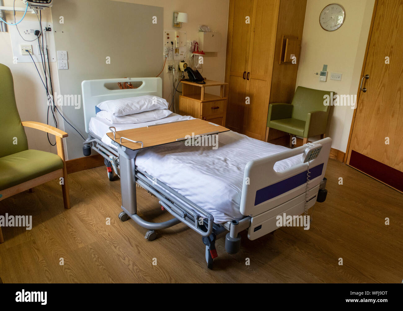 Private Hospital Zimmer mit Bett, Überwachungsgeräte, Stühle, Sauerstoff. Stockfoto