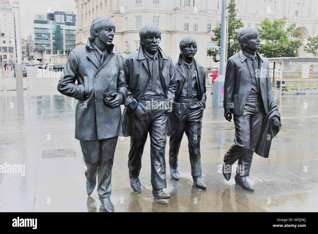Skulptur der Beatles auf Pier Head, Merseyside, Liverpool, bei Regenwetter. Im Jahr 2015 installiert. Artist: Andy Edwards. Europa. Stockfoto