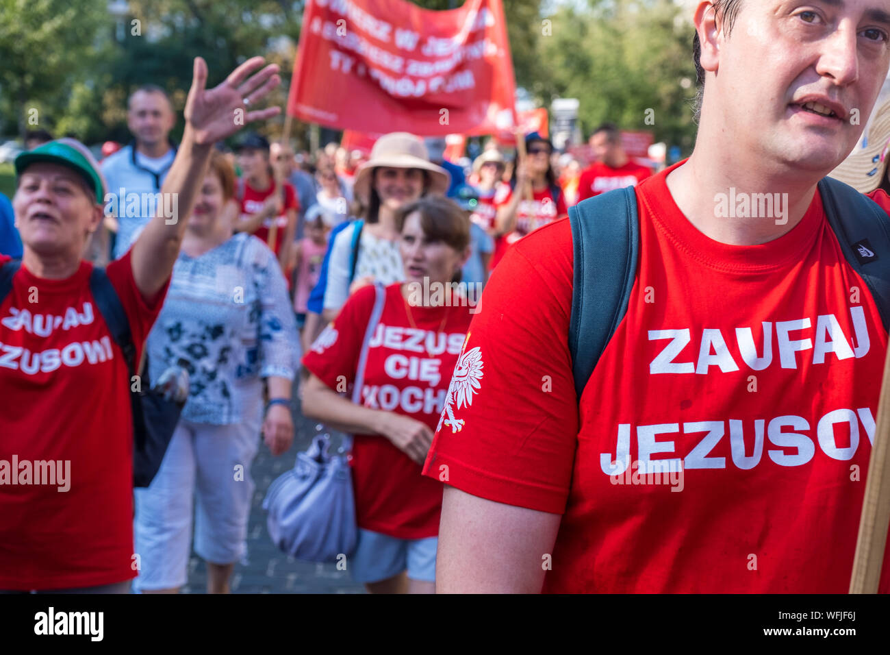 Warschau, Polen. 31 Aug, 2019. Hunderte von Mitgliedern der verschiedenen christlichen Konfessionen marschieren im März für Jesus. Während der Jesus Woche mehrere Veranstaltungen und Treffen mit christlichen Evangelisten aus den USA, Brasilien und Polen sind die Plätze im ganzen Land. Polen ist überwiegend katholisch, mit rund 85% der Polen als Römisch-katholisch. Neueste pedophilia Skandale wird wahrscheinlich sehr stark geschwächt, bis jetzt, Kirche Position in Polen das gesellschaftliche und politische Leben. Credit: Robert Pastryk/ZUMA Draht/Alamy leben Nachrichten Stockfoto