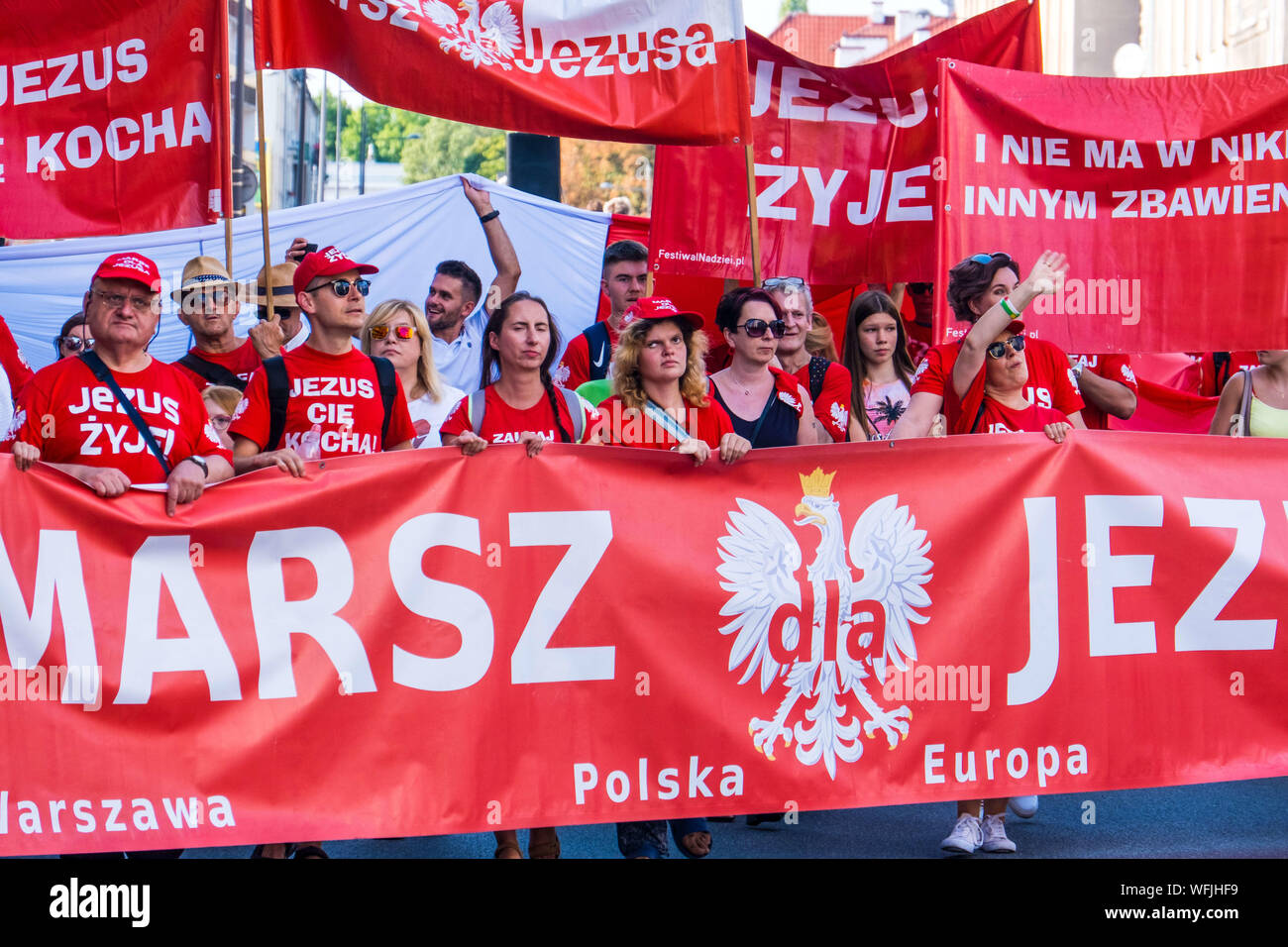 Warschau, Polen. 31 Aug, 2019. Hunderte von Mitgliedern der verschiedenen christlichen Konfessionen marschieren im März für Jesus. Während der Jesus Woche mehrere Veranstaltungen und Treffen mit christlichen Evangelisten aus den USA, Brasilien und Polen sind die Plätze im ganzen Land. Polen ist überwiegend katholisch, mit rund 85% der Polen als Römisch-katholisch. Neueste pedophilia Skandale wird wahrscheinlich sehr stark geschwächt, bis jetzt, Kirche Position in Polen das gesellschaftliche und politische Leben. Credit: Robert Pastryk/ZUMA Draht/Alamy leben Nachrichten Stockfoto