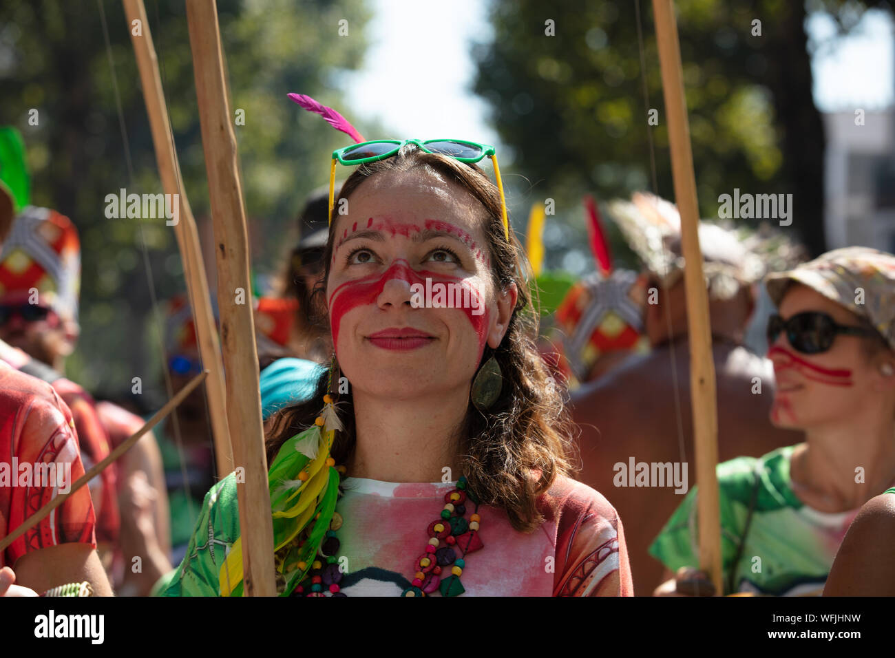 Darsteller einer brasilianischen Tanzgruppe am Notting Hill Carnival 2019 in hellen Outfits eine tolle Zeit in diesem August Bank Holliday. Stockfoto